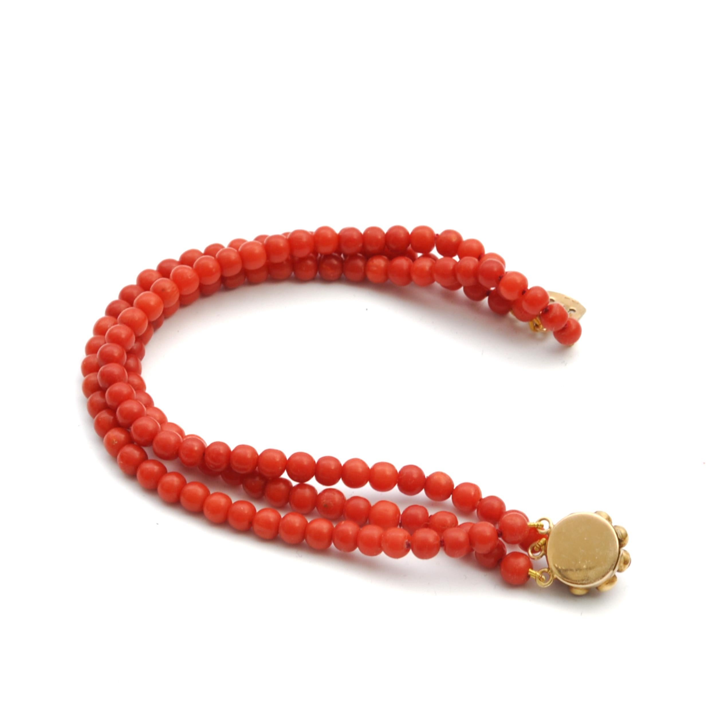 Women's Vintage Natural Coral Three-Strand Beaded Bracelet For Sale