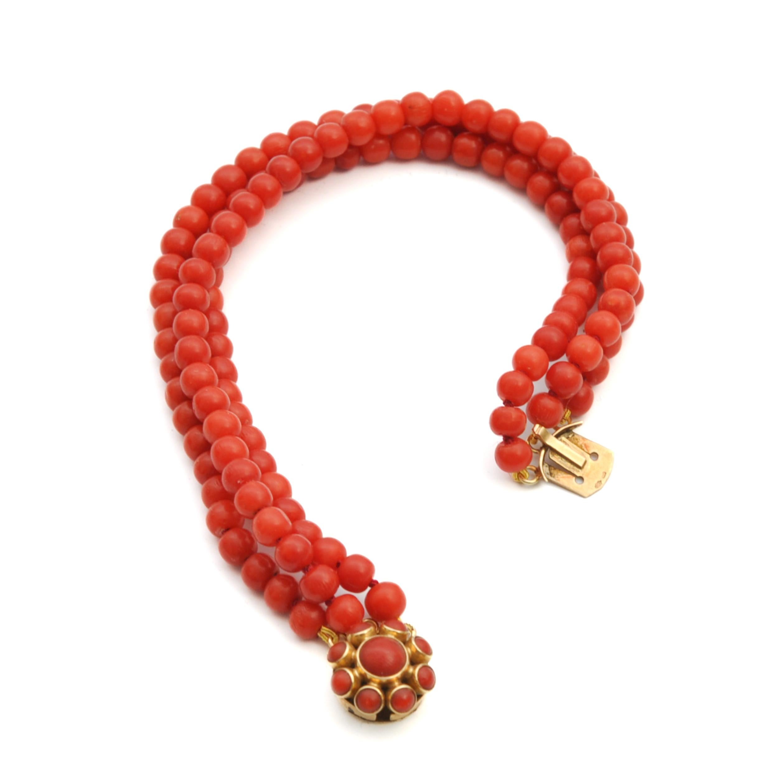 Bracciale di corallo naturale d'epoca con tre fili di perline in vendita 1
