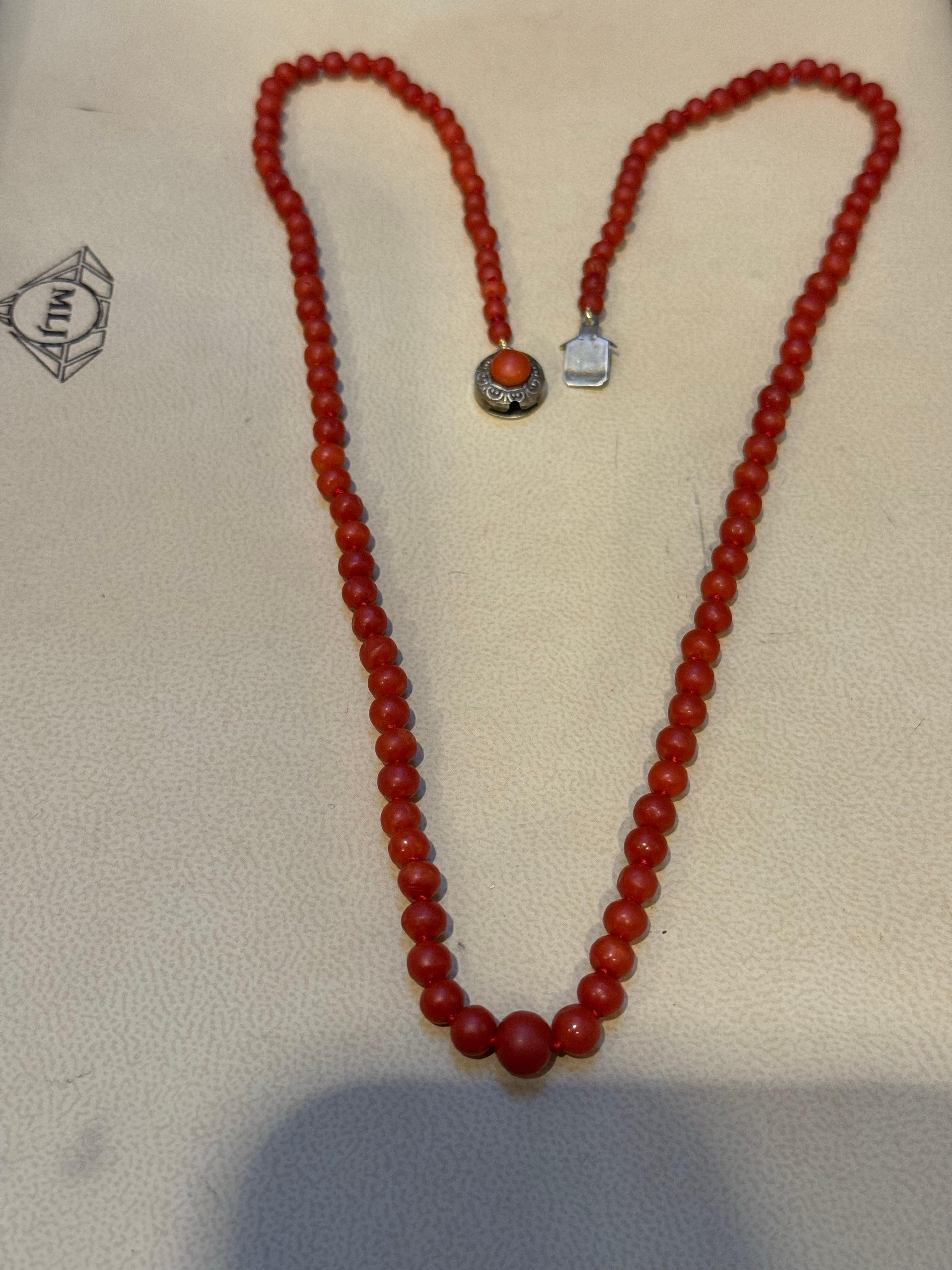 Perle Collier de perles de corail rouge naturel vintage avec fermoir en argent, Estate Fine Jewelry en vente