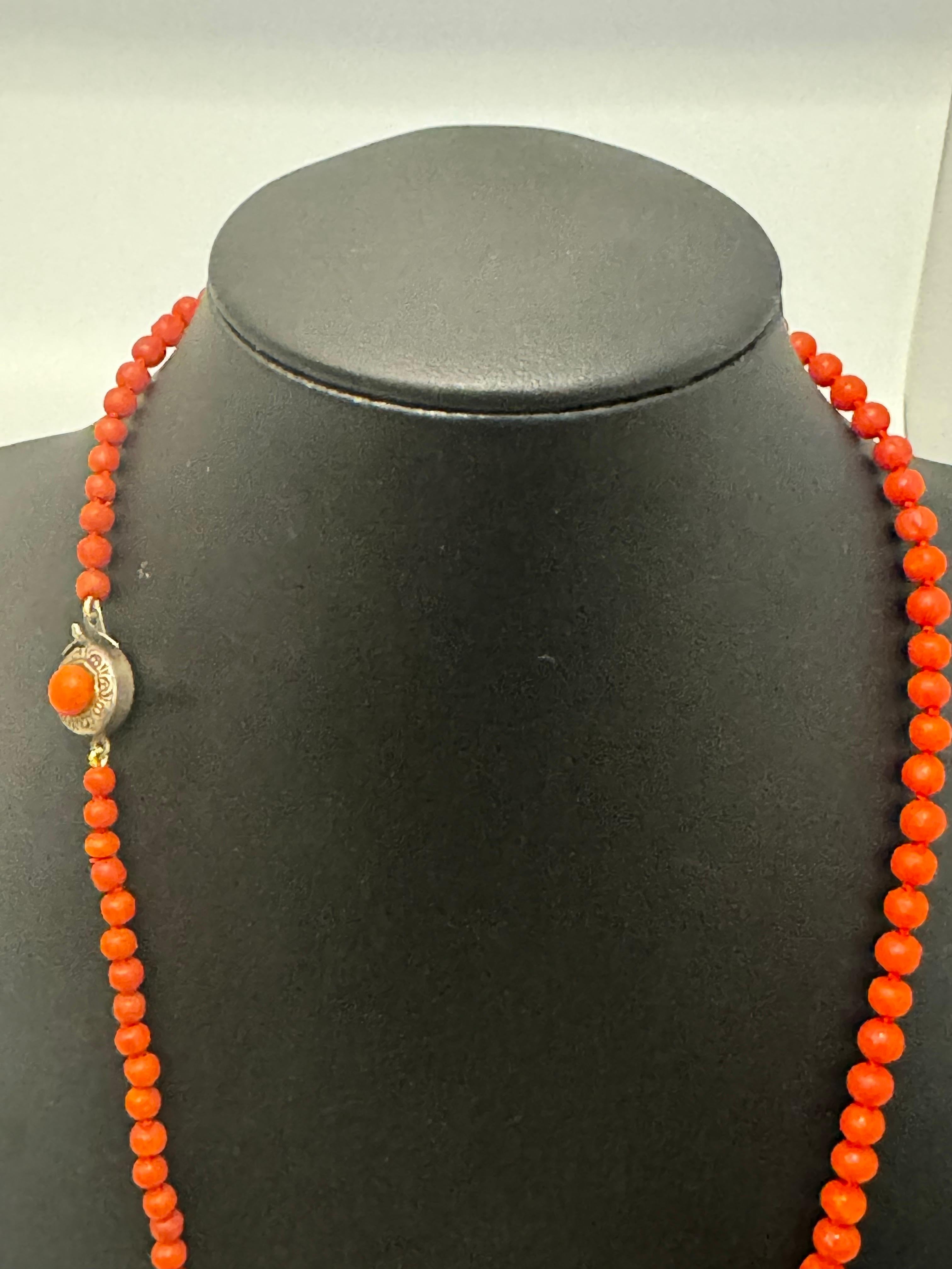 Collier de perles de corail rouge naturel vintage avec fermoir en argent, Estate Fine Jewelry Excellent état - En vente à New York, NY