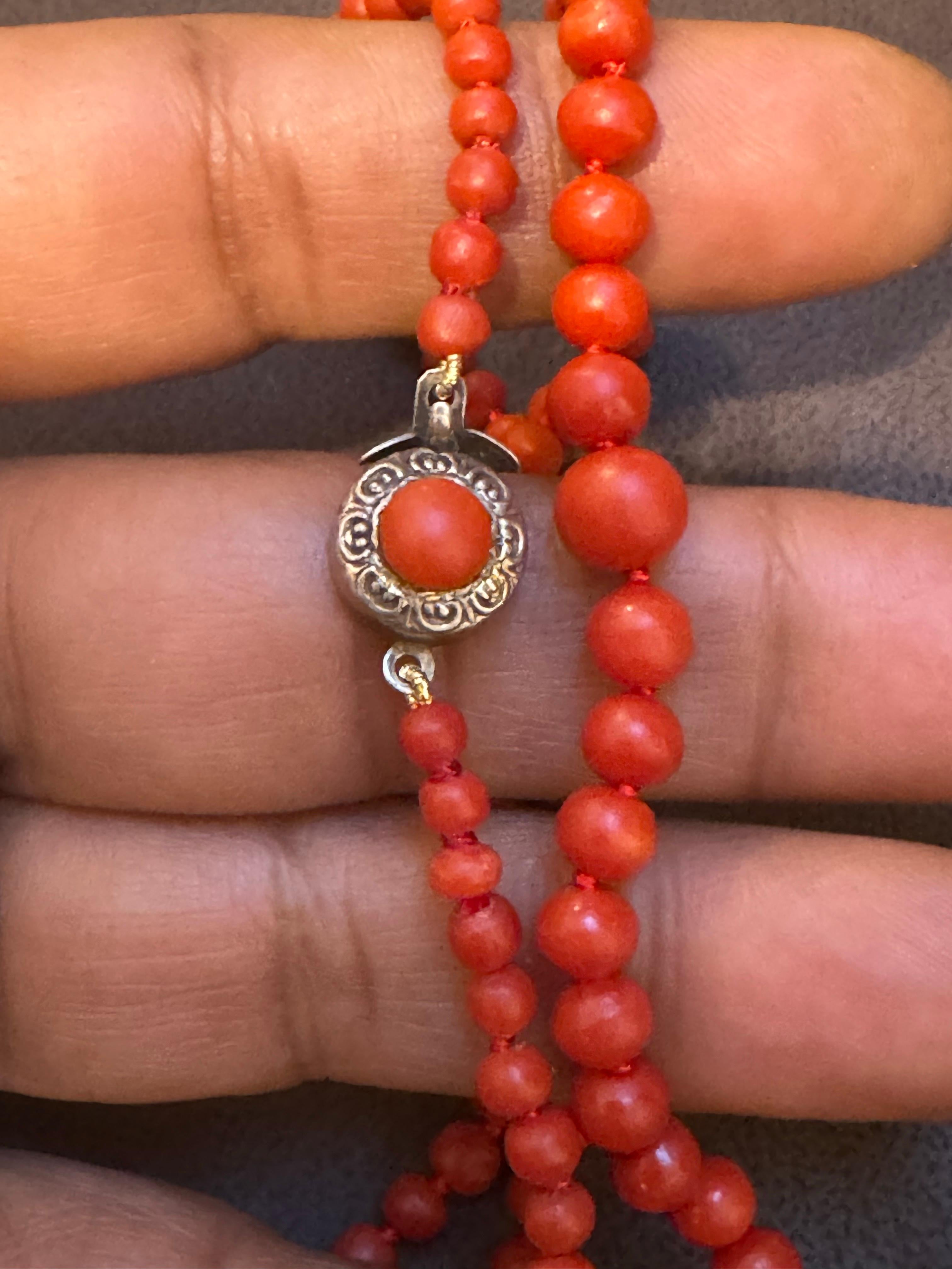 Collier de perles de corail rouge naturel vintage avec fermoir en argent, Estate Fine Jewelry Pour femmes en vente