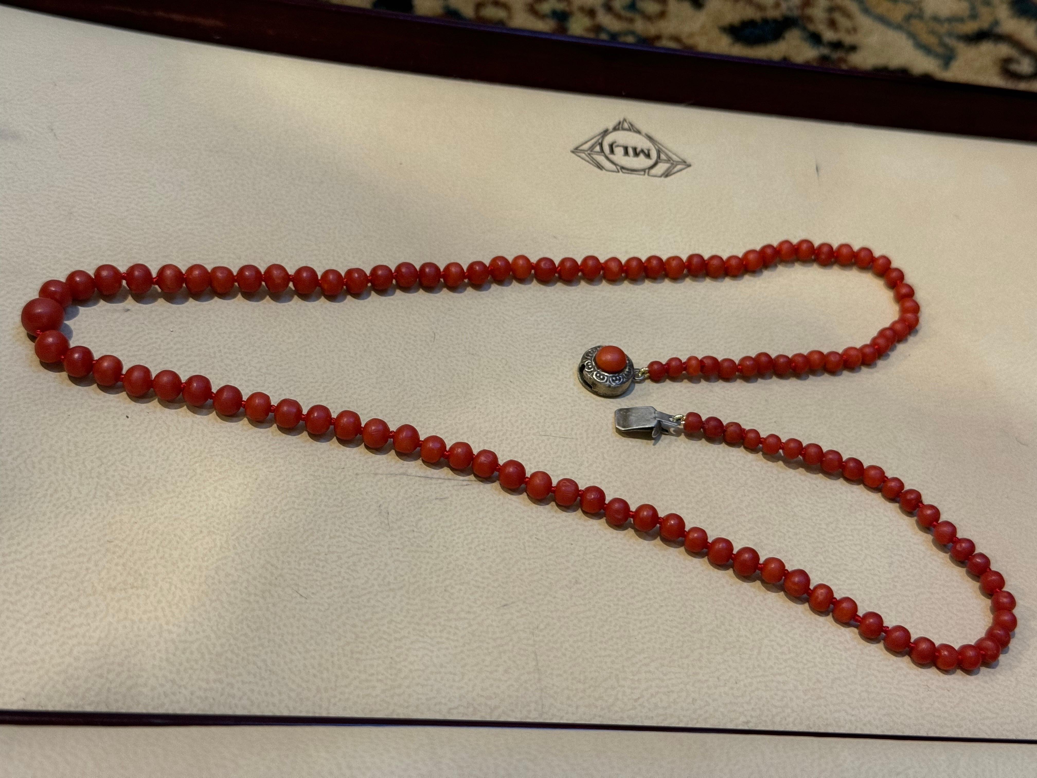 Collier de perles de corail rouge naturel vintage avec fermoir en argent, Estate Fine Jewelry en vente 1