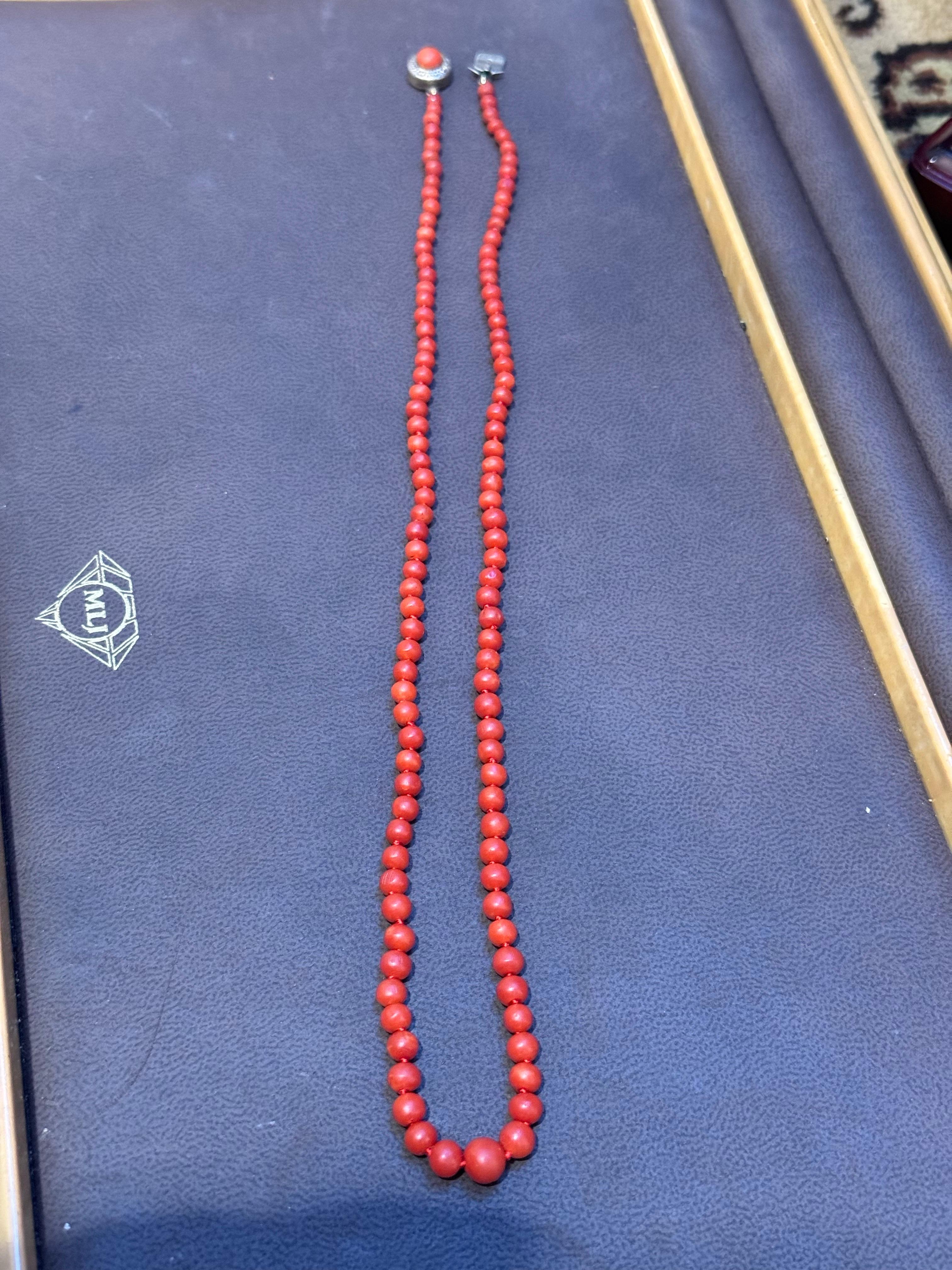 Collier de perles de corail rouge naturel vintage avec fermoir en argent, Estate Fine Jewelry en vente 2
