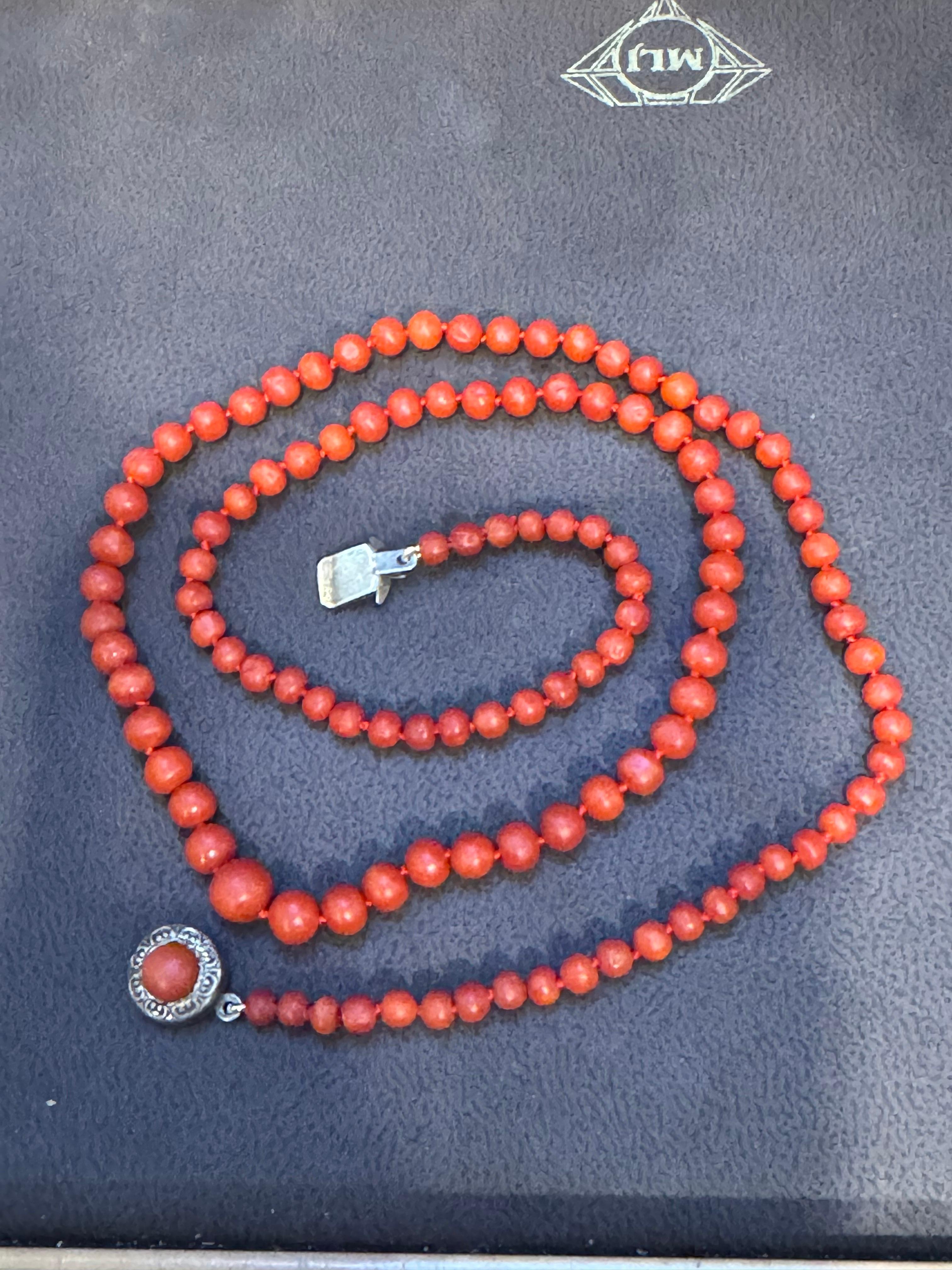 Collier de perles de corail rouge naturel vintage avec fermoir en argent, Estate Fine Jewelry en vente 3