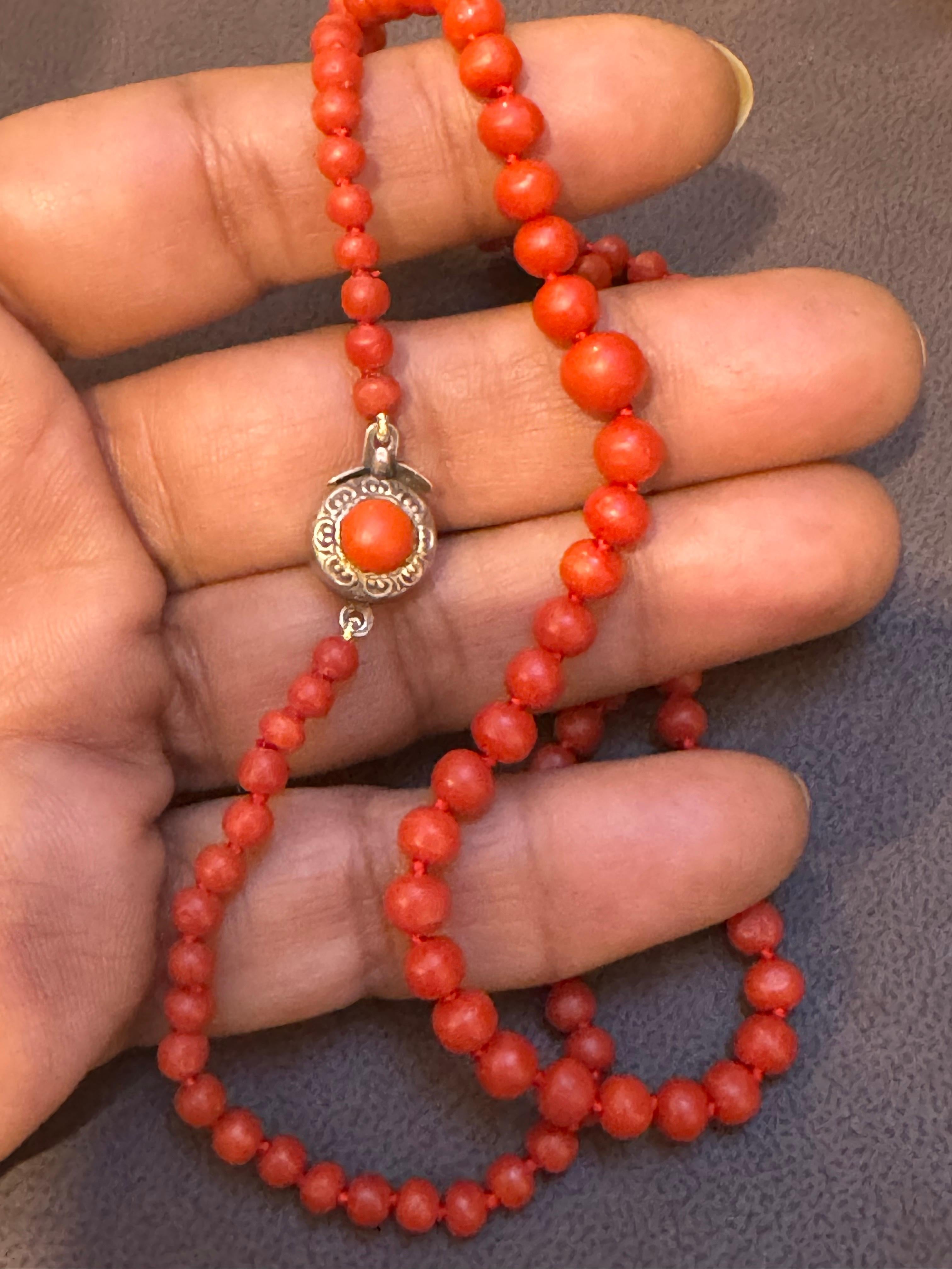 Collier de perles de corail rouge naturel vintage avec fermoir en argent, Estate Fine Jewelry en vente 4