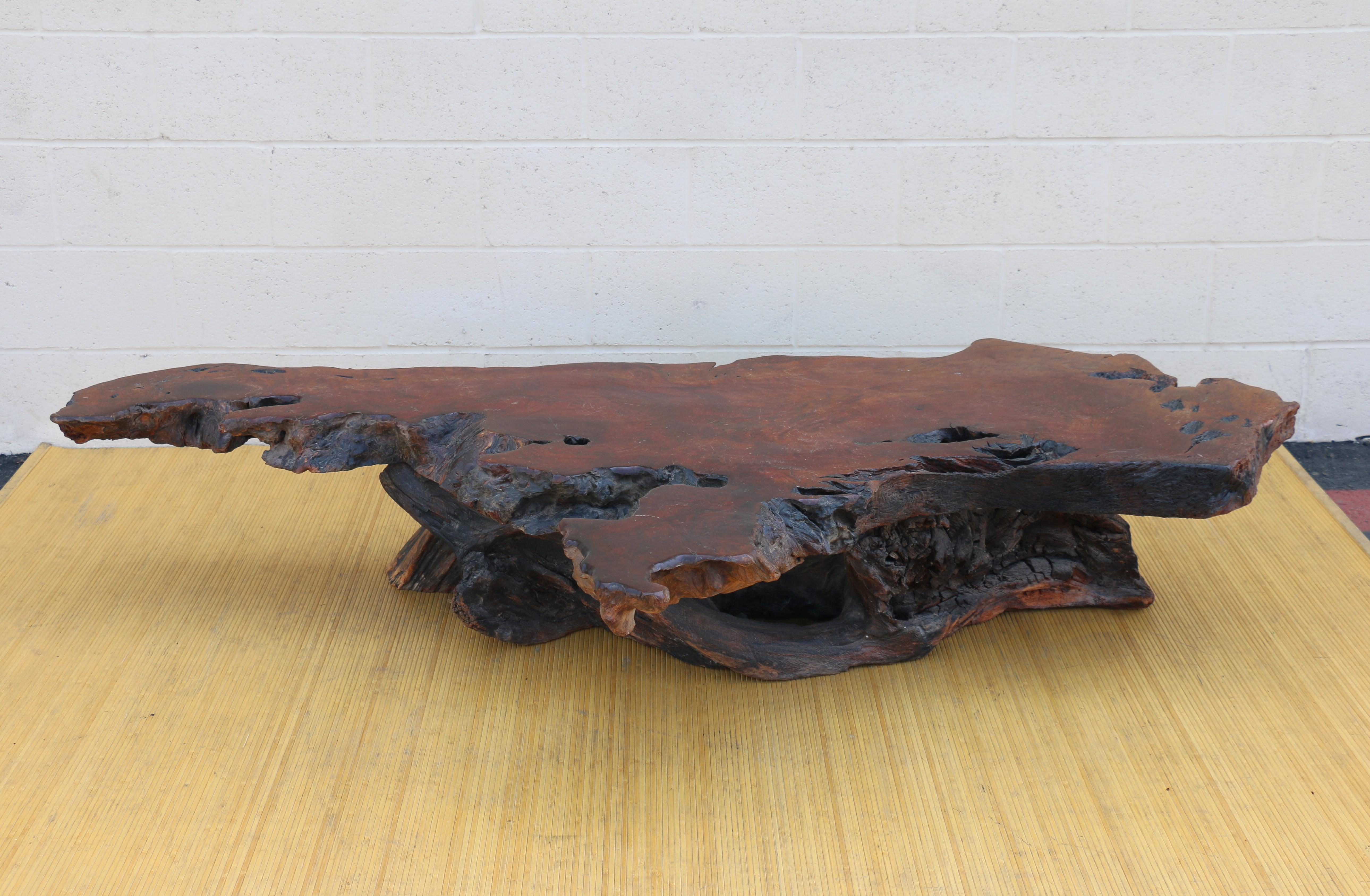 Table basse vintage en bois rouge naturel de style Nakashima, vers 1970 en vente 3