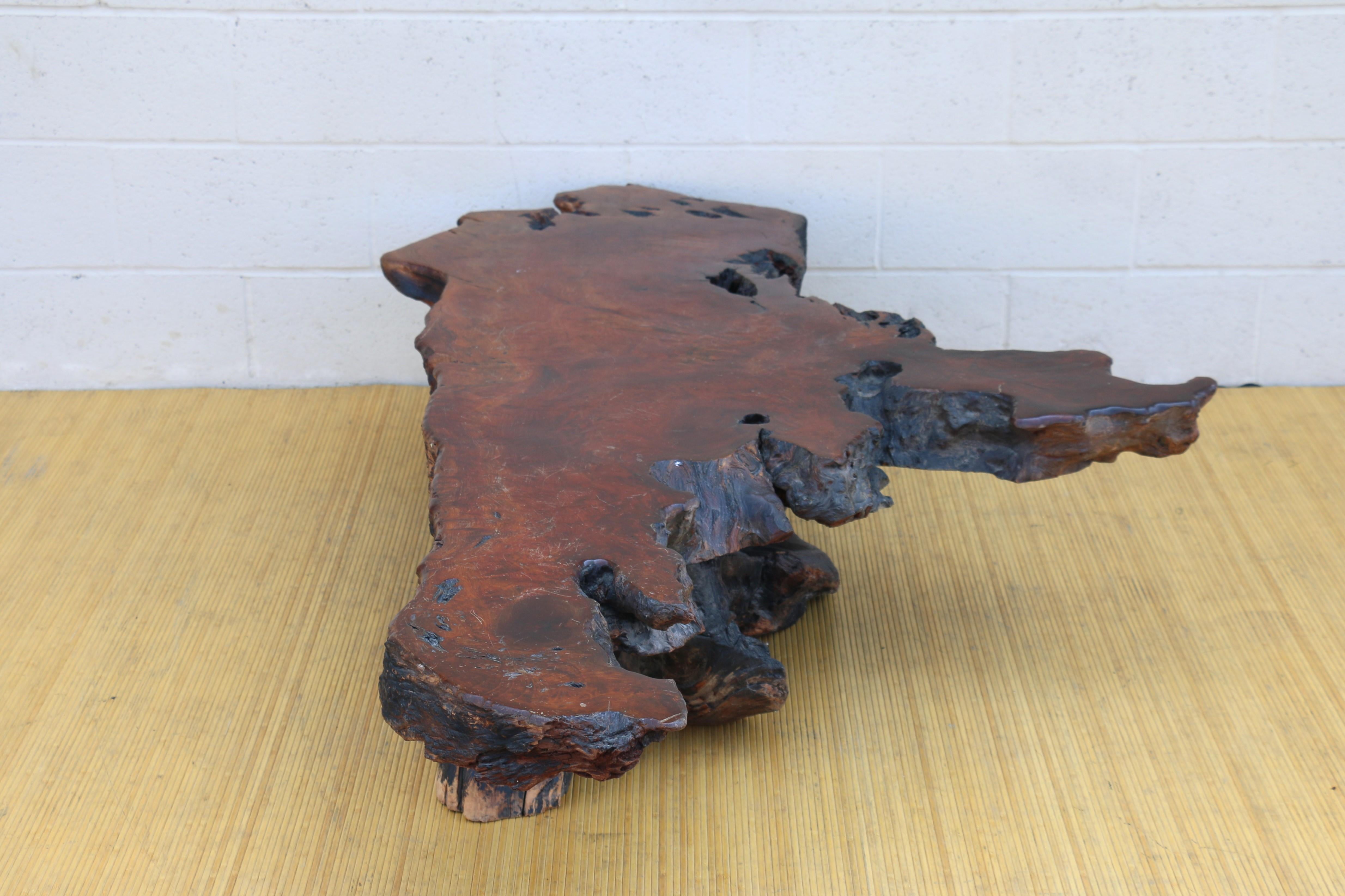 Table basse vintage en bois rouge naturel de style Nakashima, vers 1970 en vente 5