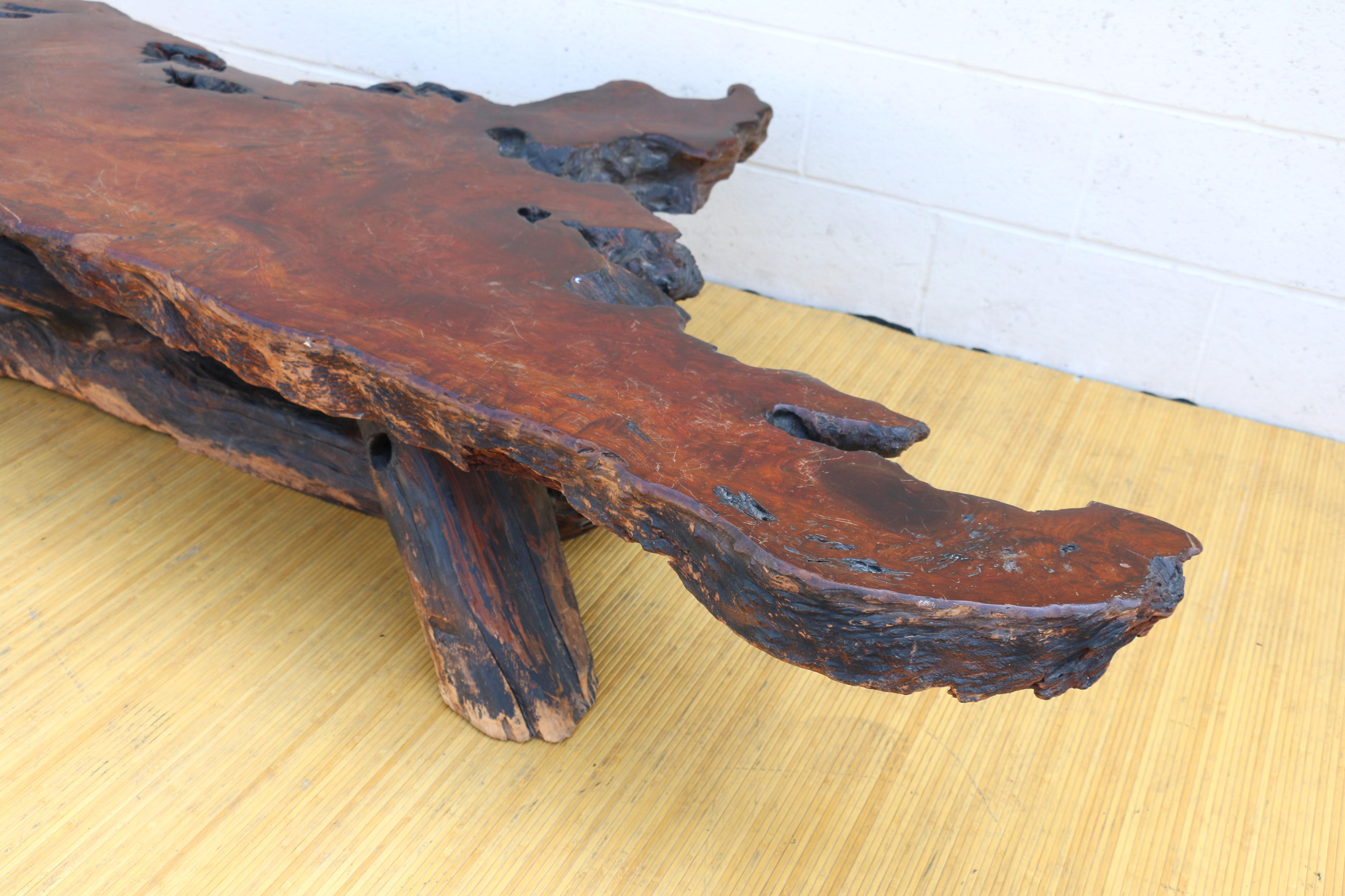 Table basse vintage en bois rouge naturel de style Nakashima, vers 1970 en vente 6