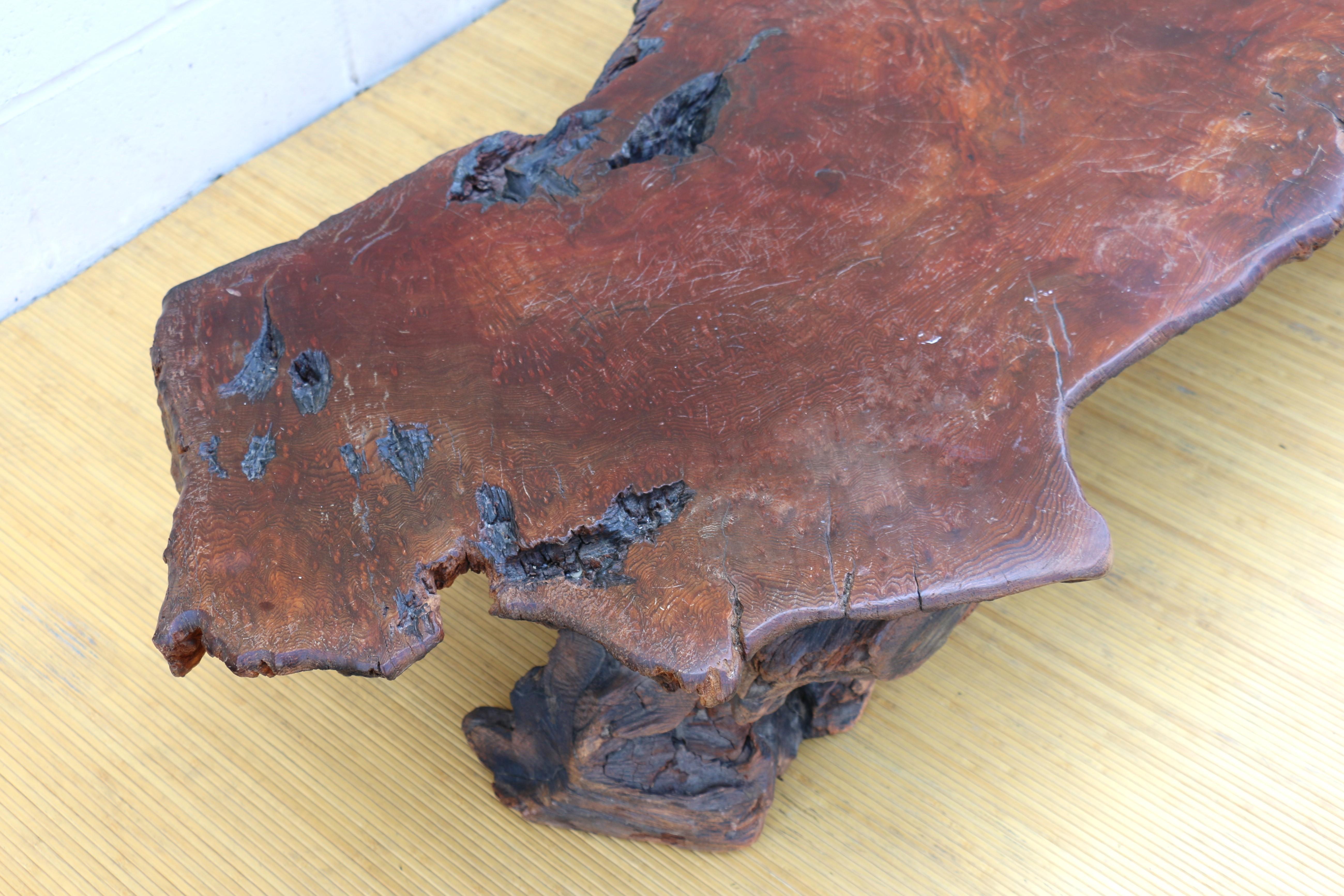 Table basse vintage en bois rouge naturel de style Nakashima, vers 1970 en vente 7