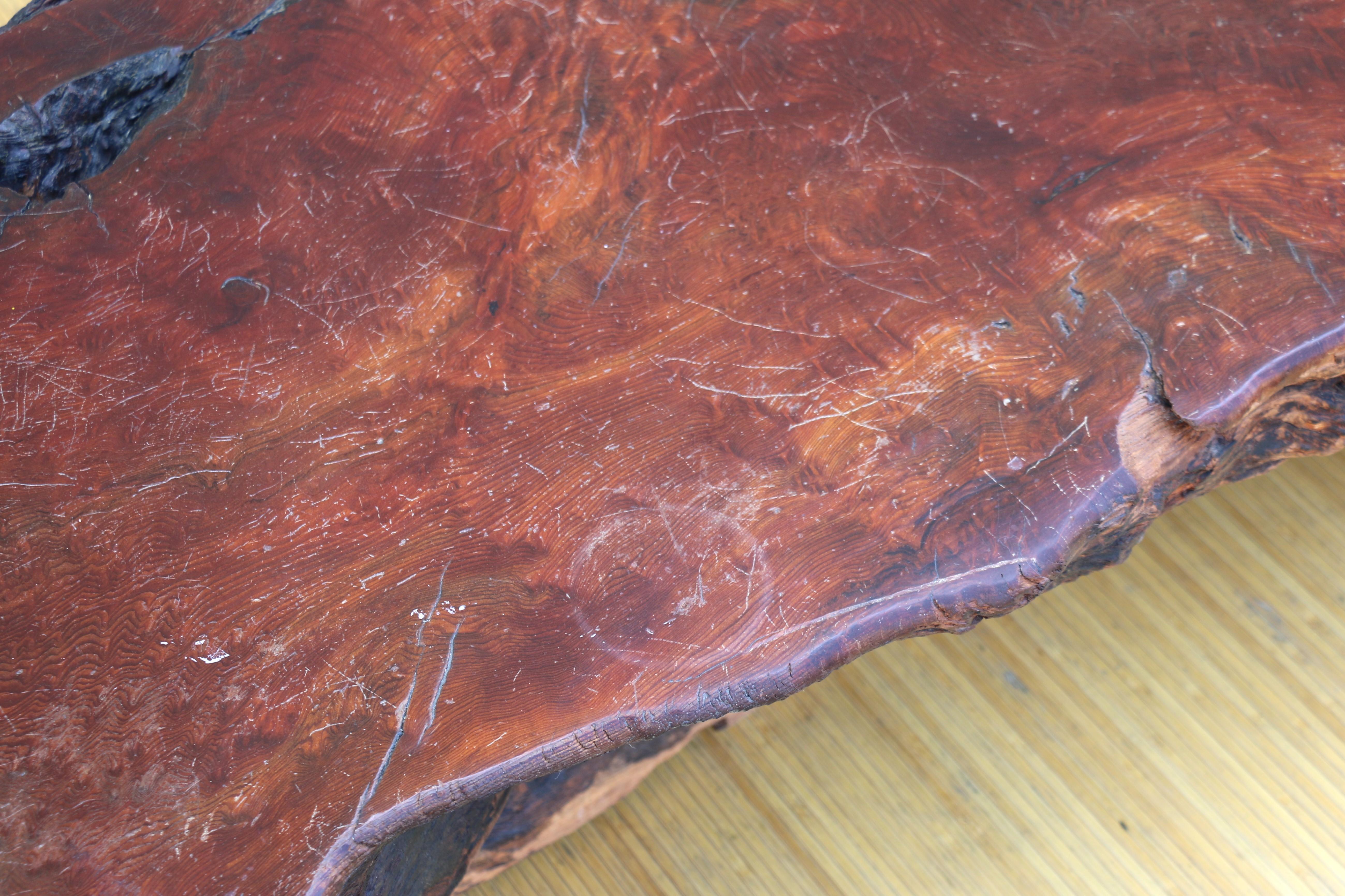 Table basse vintage en bois rouge naturel de style Nakashima, vers 1970 en vente 8