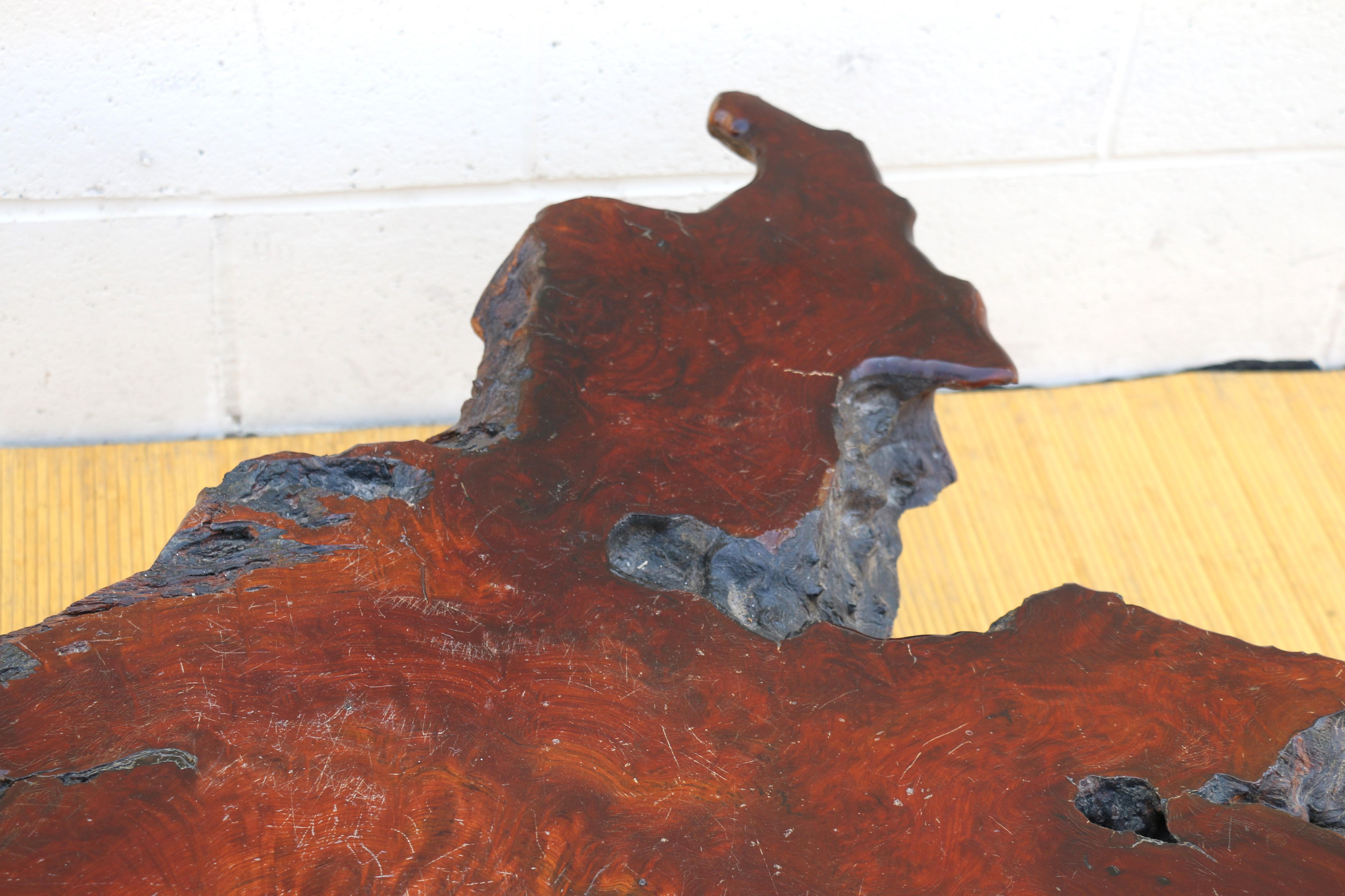 Table basse vintage en bois rouge naturel de style Nakashima, vers 1970 en vente 9
