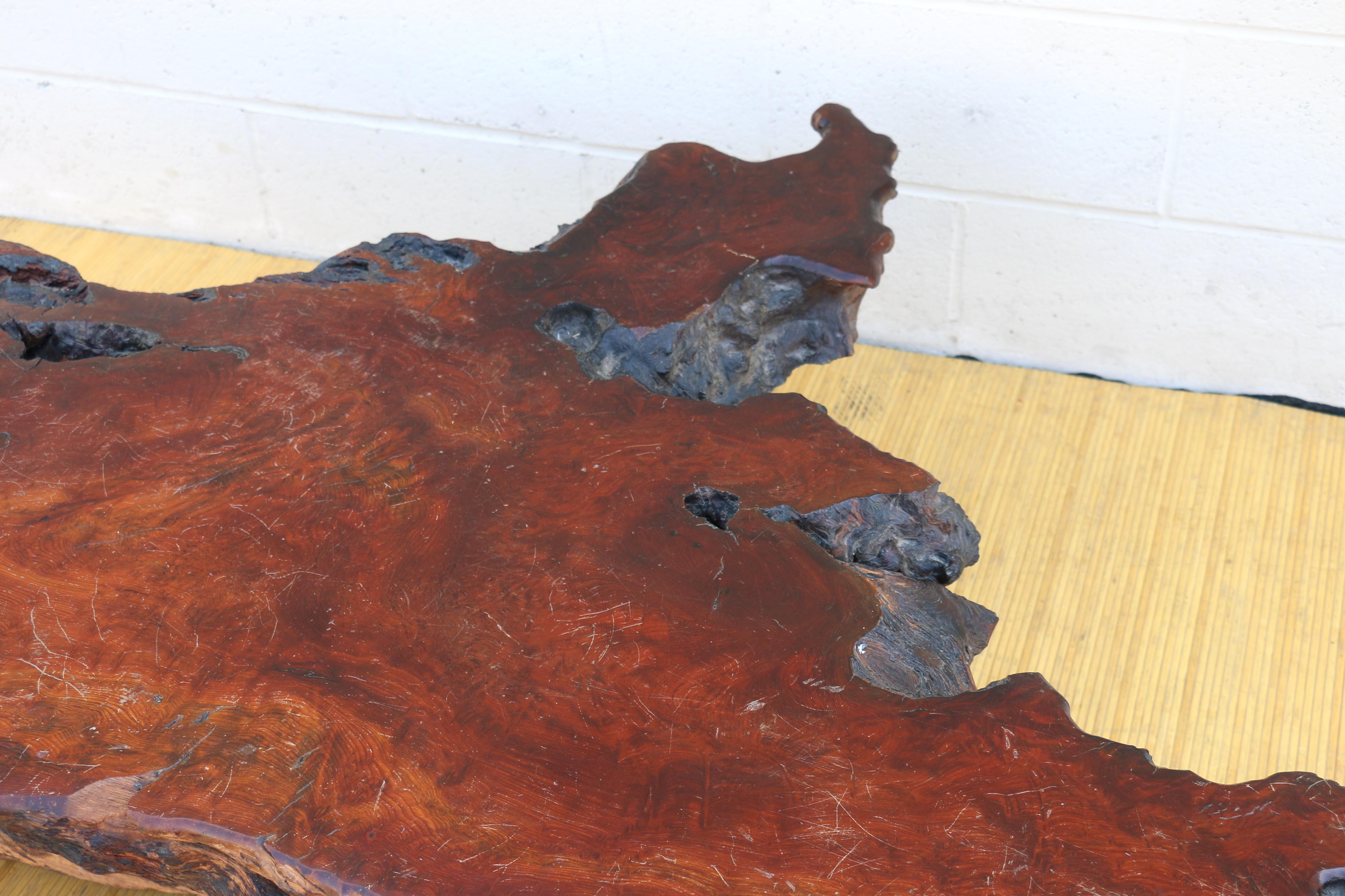 Table basse vintage en bois rouge naturel de style Nakashima, vers 1970 en vente 11