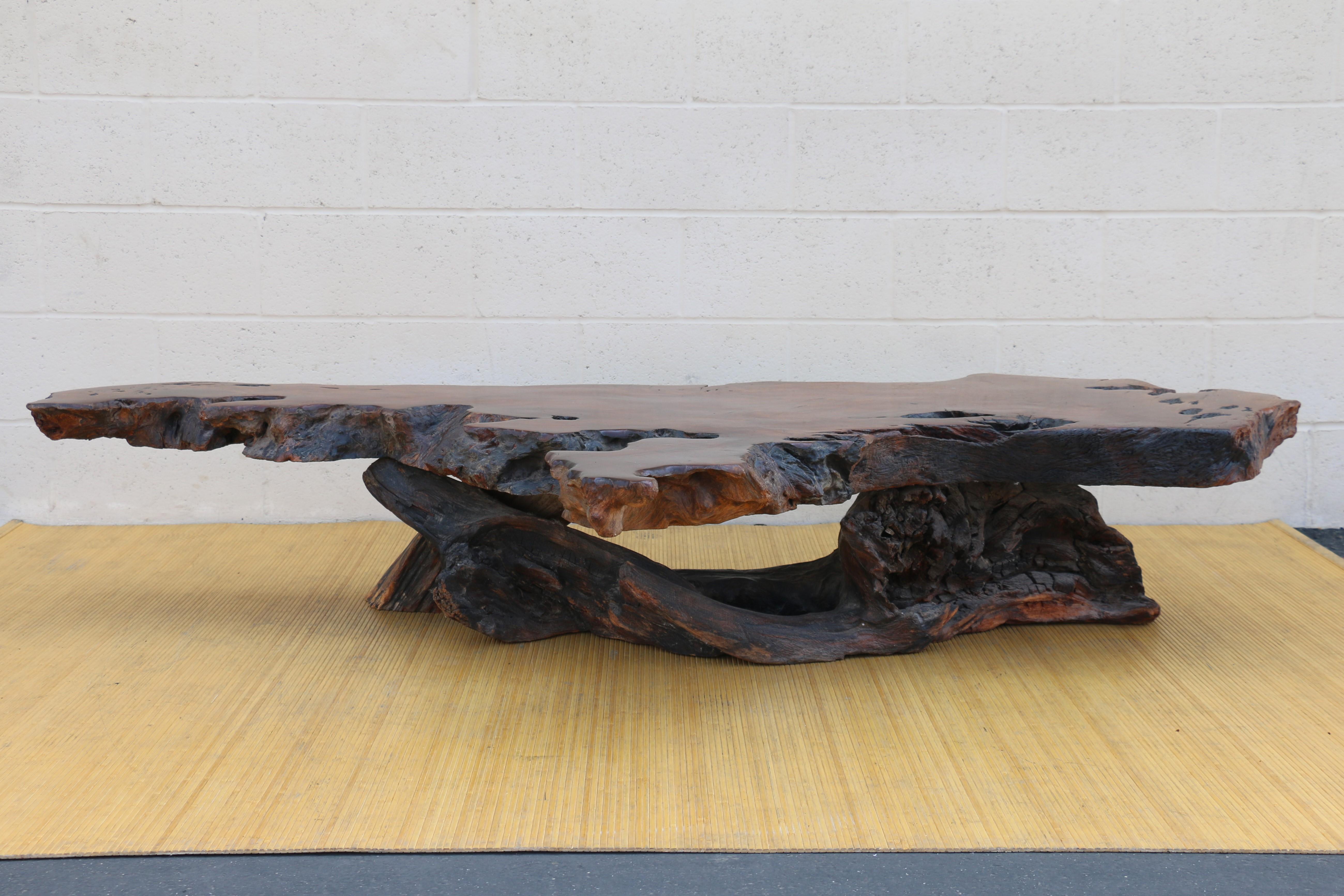 Mid-Century Modern Table basse vintage en bois rouge naturel de style Nakashima, vers 1970 en vente