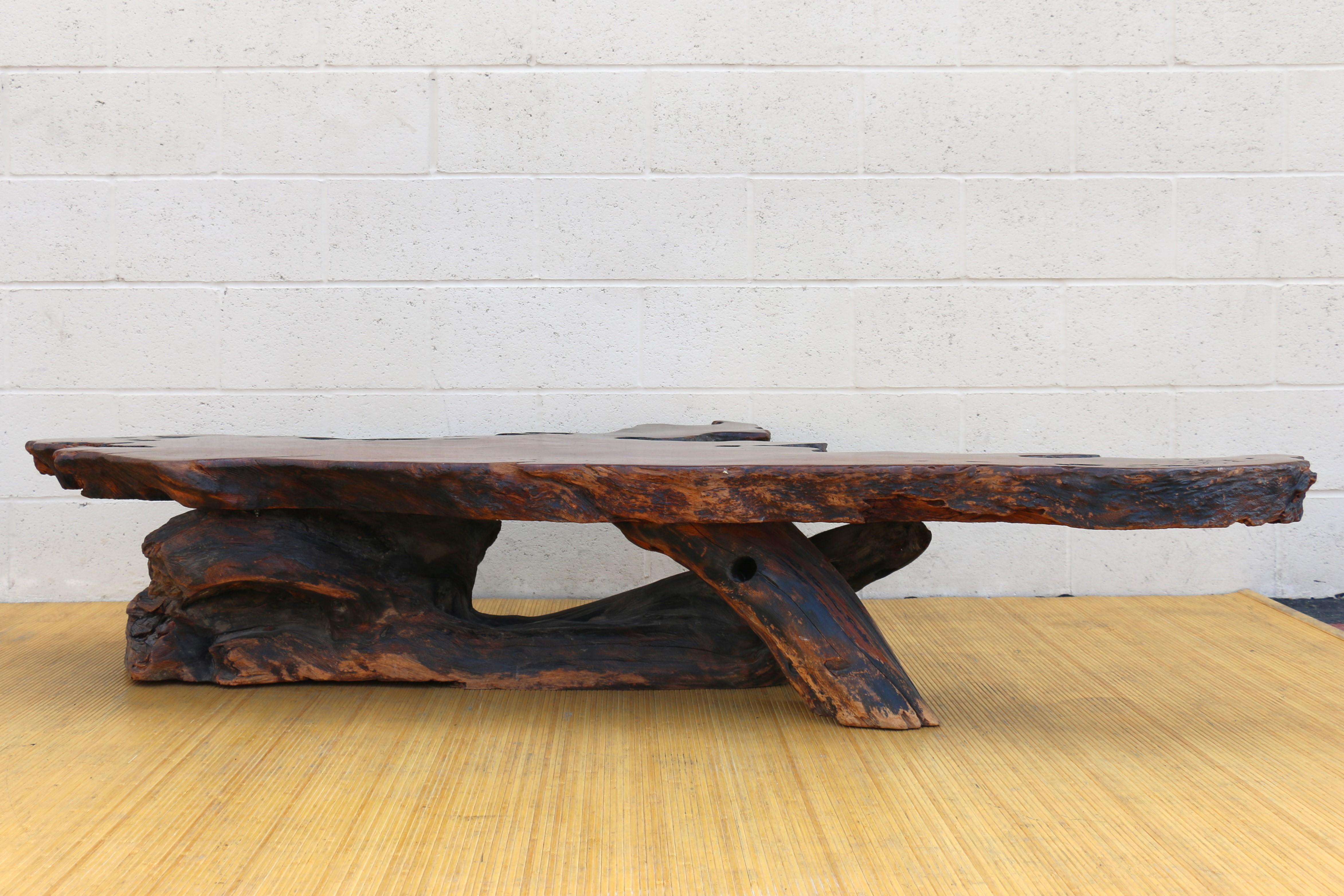Américain Table basse vintage en bois rouge naturel de style Nakashima, vers 1970 en vente