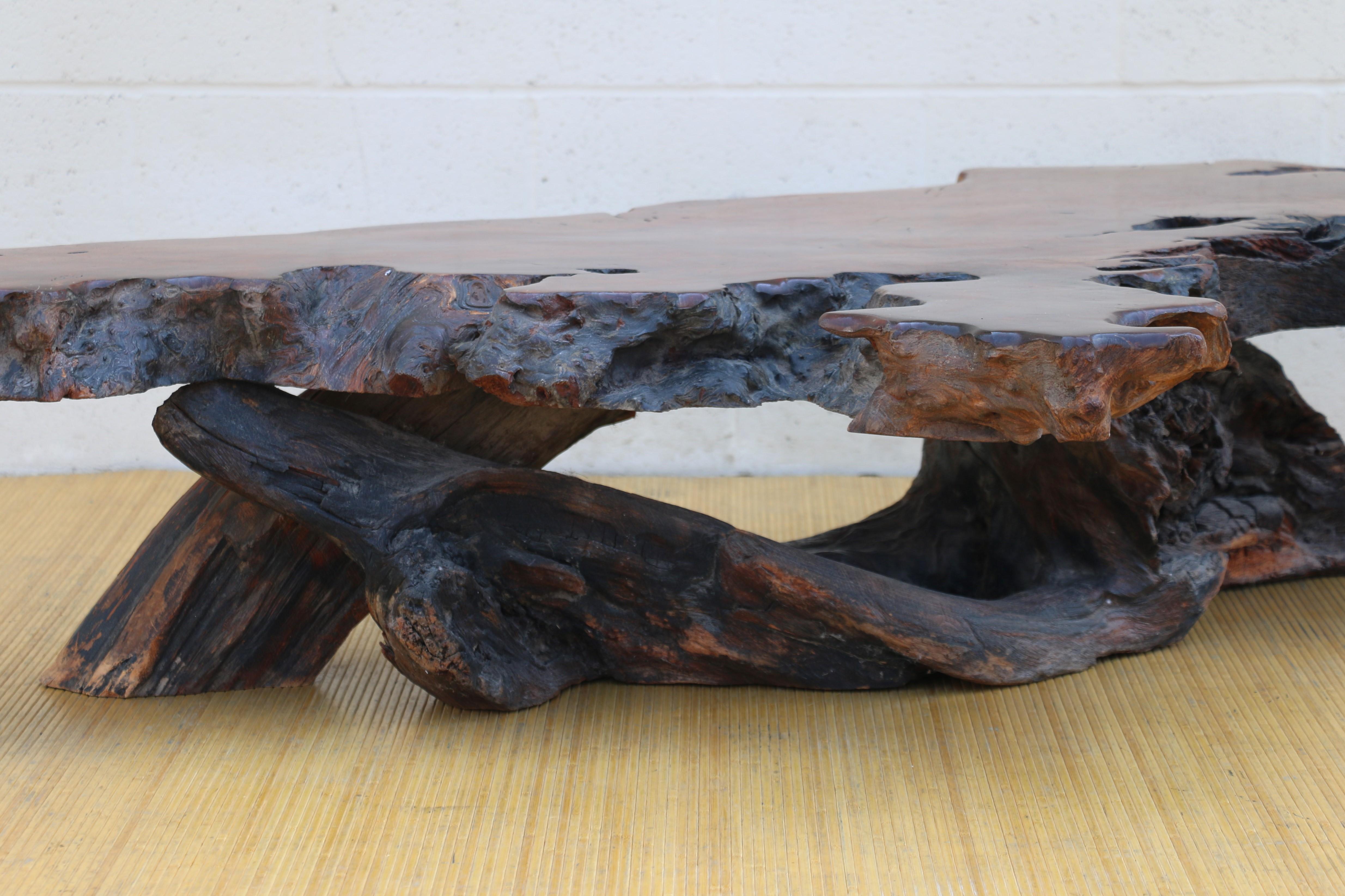 Bois Table basse vintage en bois rouge naturel de style Nakashima, vers 1970 en vente