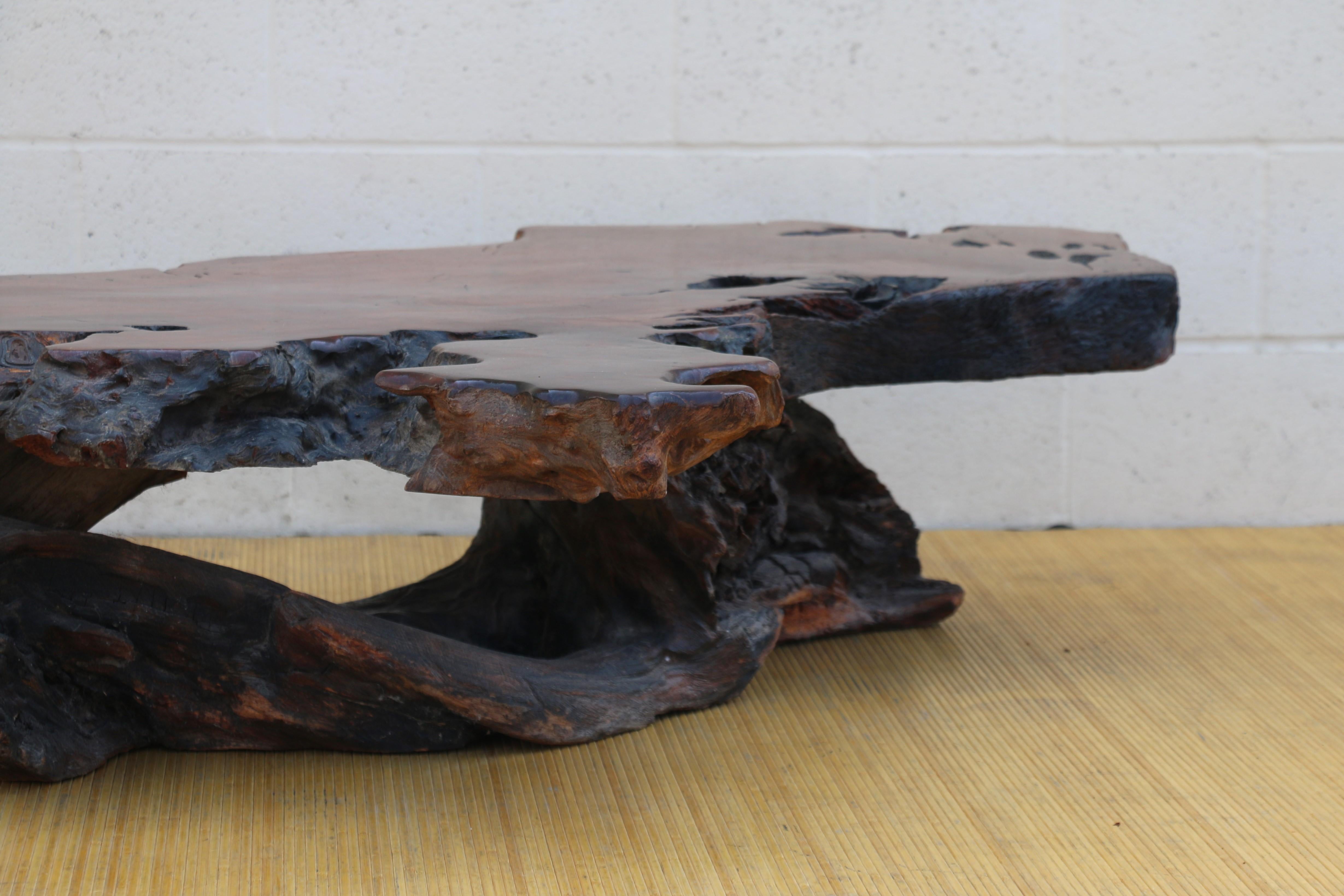 Table basse vintage en bois rouge naturel de style Nakashima, vers 1970 en vente 1