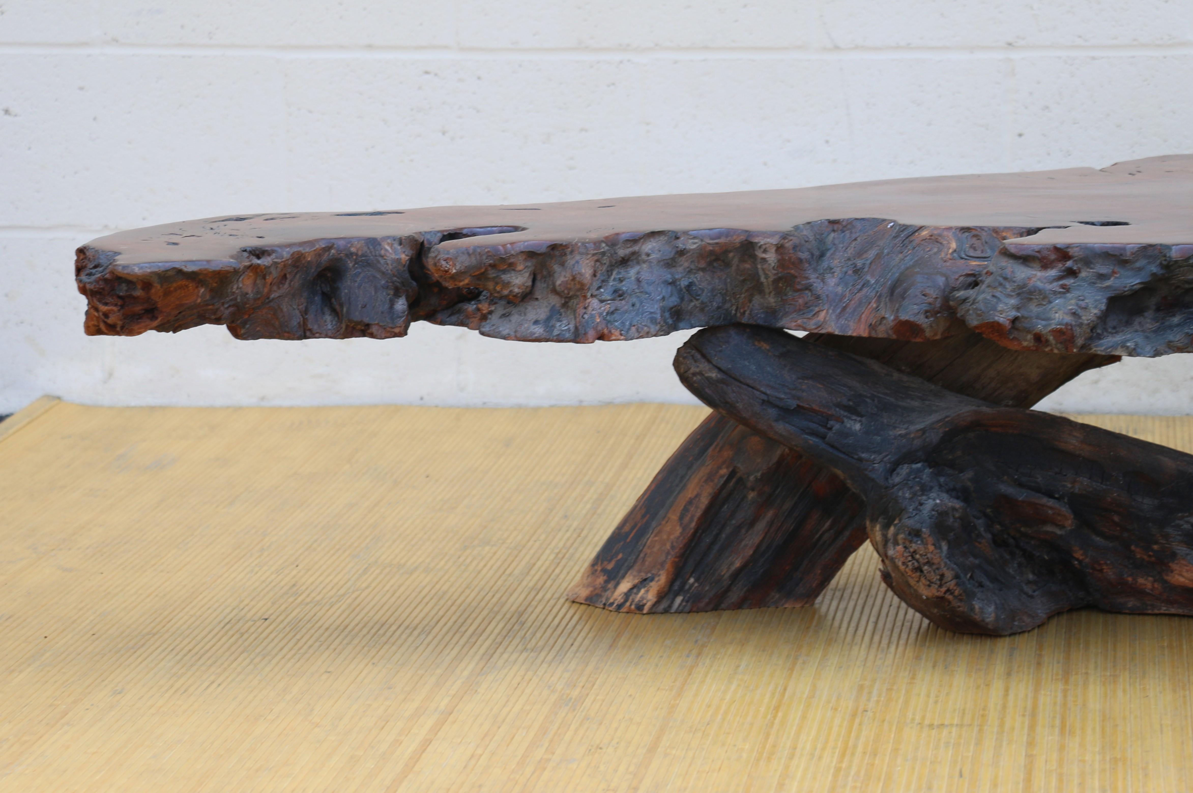 Table basse vintage en bois rouge naturel de style Nakashima, vers 1970 en vente 2