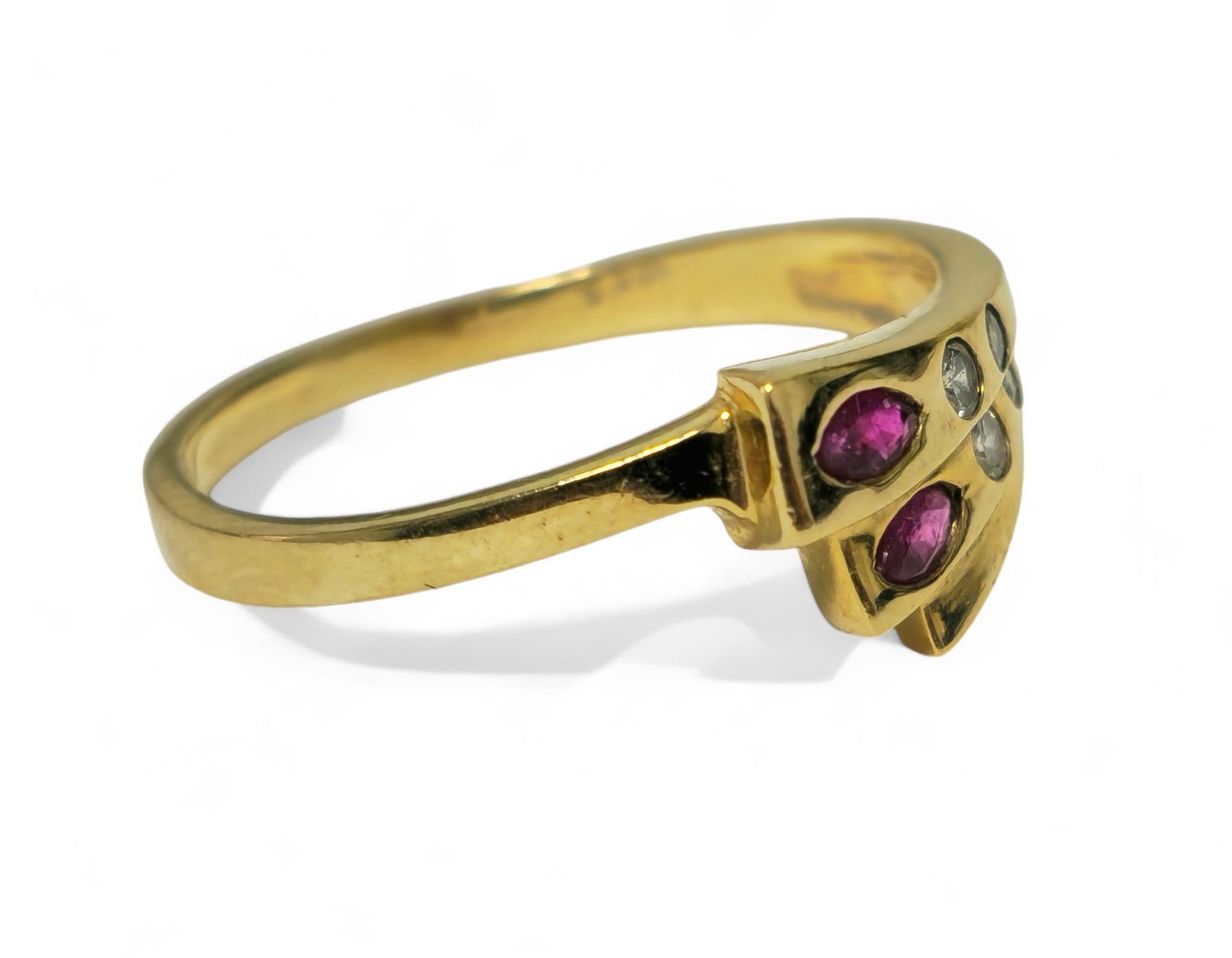 Eleva tu estilo con este anillo de cóctel vintage de diamantes y rubíes para mujer, elaborado en oro amarillo de 14 quilates y adornado con un impresionante rubí en forma de marquesa de 0,14 quilates, que presume de un color y una saturación