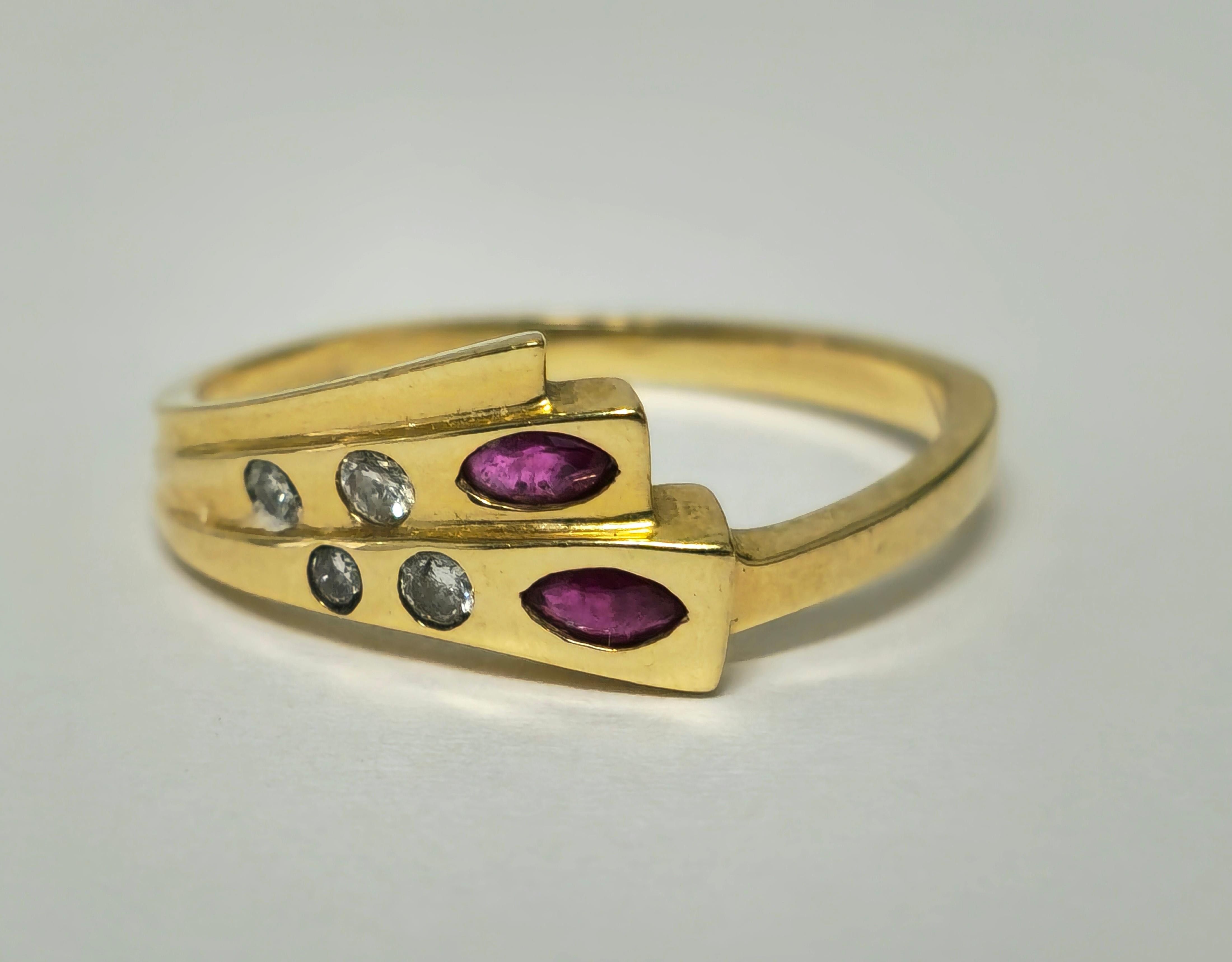 Vintage Natural Ruby & Diamond Ring in 14k Gold  In Excellent Condition For Sale In Miami, FL
