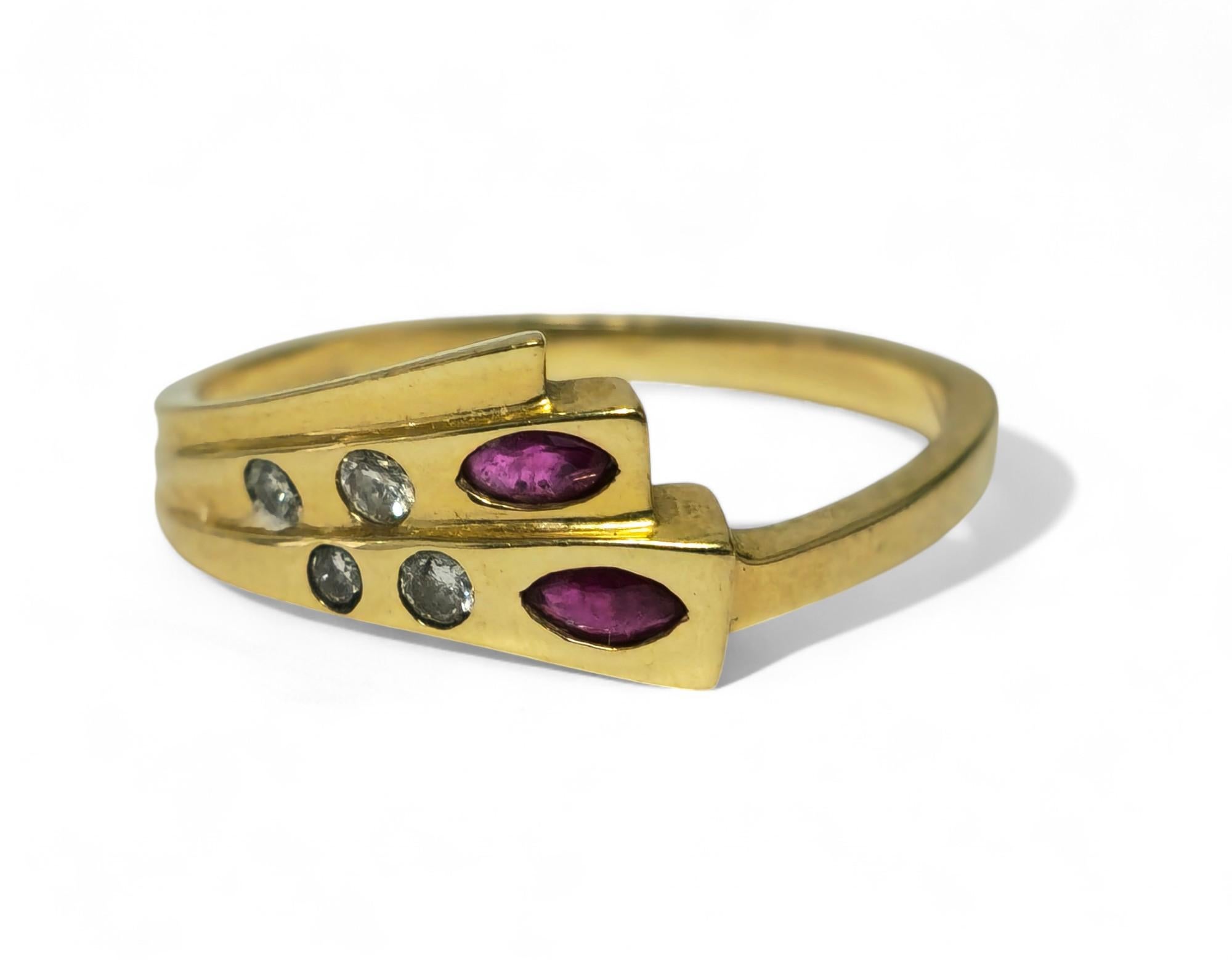 Anillo vintage de oro de 14k con rubí natural y diamantes en Excelente estado para la venta en Miami, FL