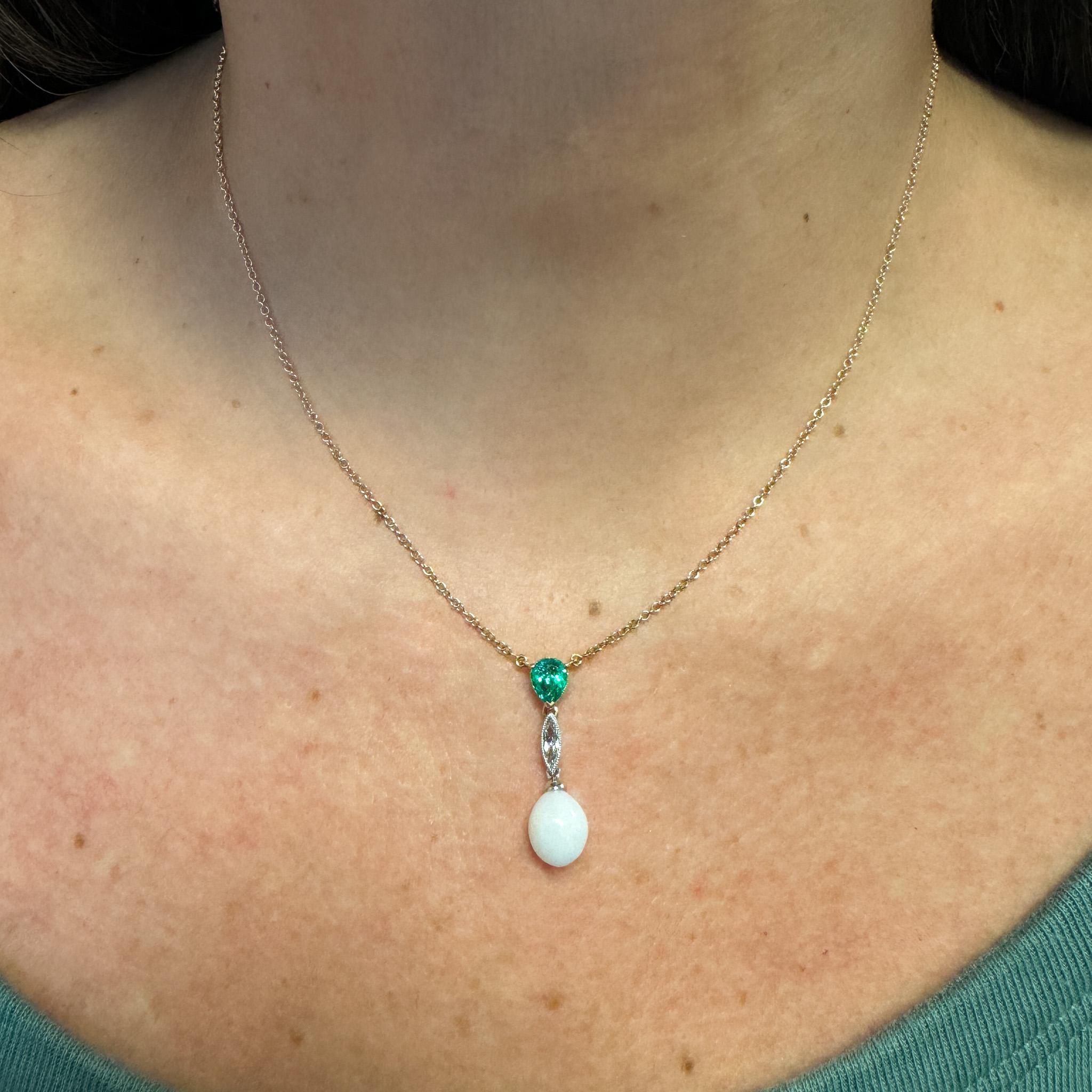 Vintage Natural Saltwater Conch Pearl & Emerald Drop 18K Gold Pendant Necklace In New Condition For Sale In Miami, FL