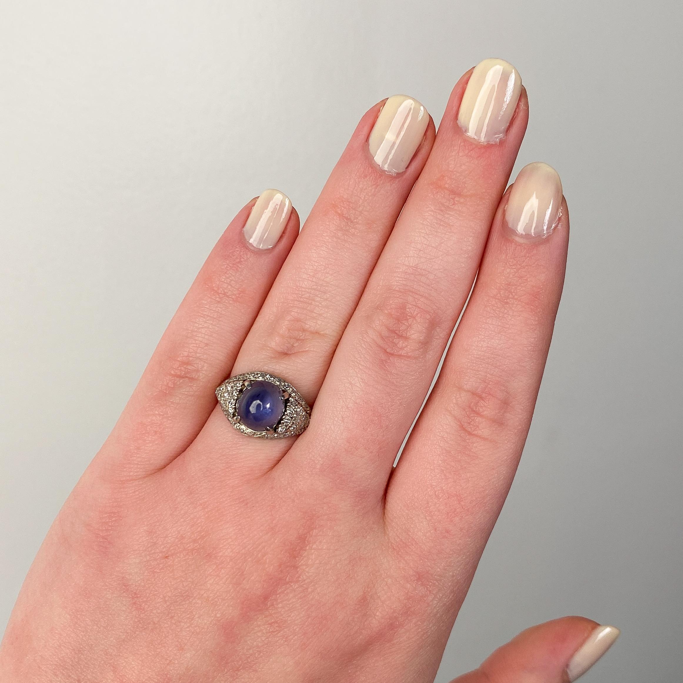Vintage Natural Star Sapphire and Diamond Ring of Platinum For Sale 1