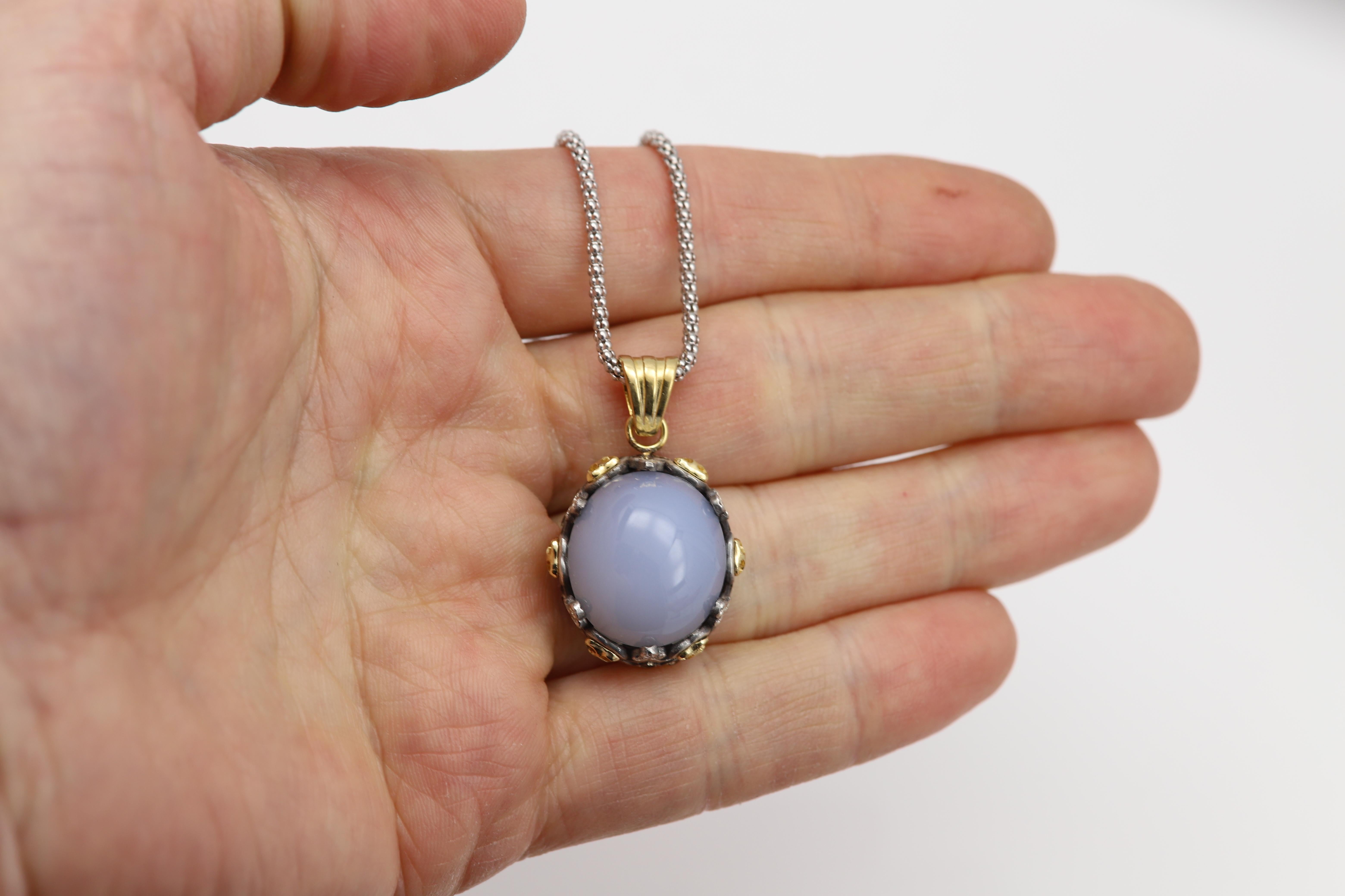 Vintage Natural Stone Pendant Chalcedony sterling silver & 18 Karat Gold For Sale 1