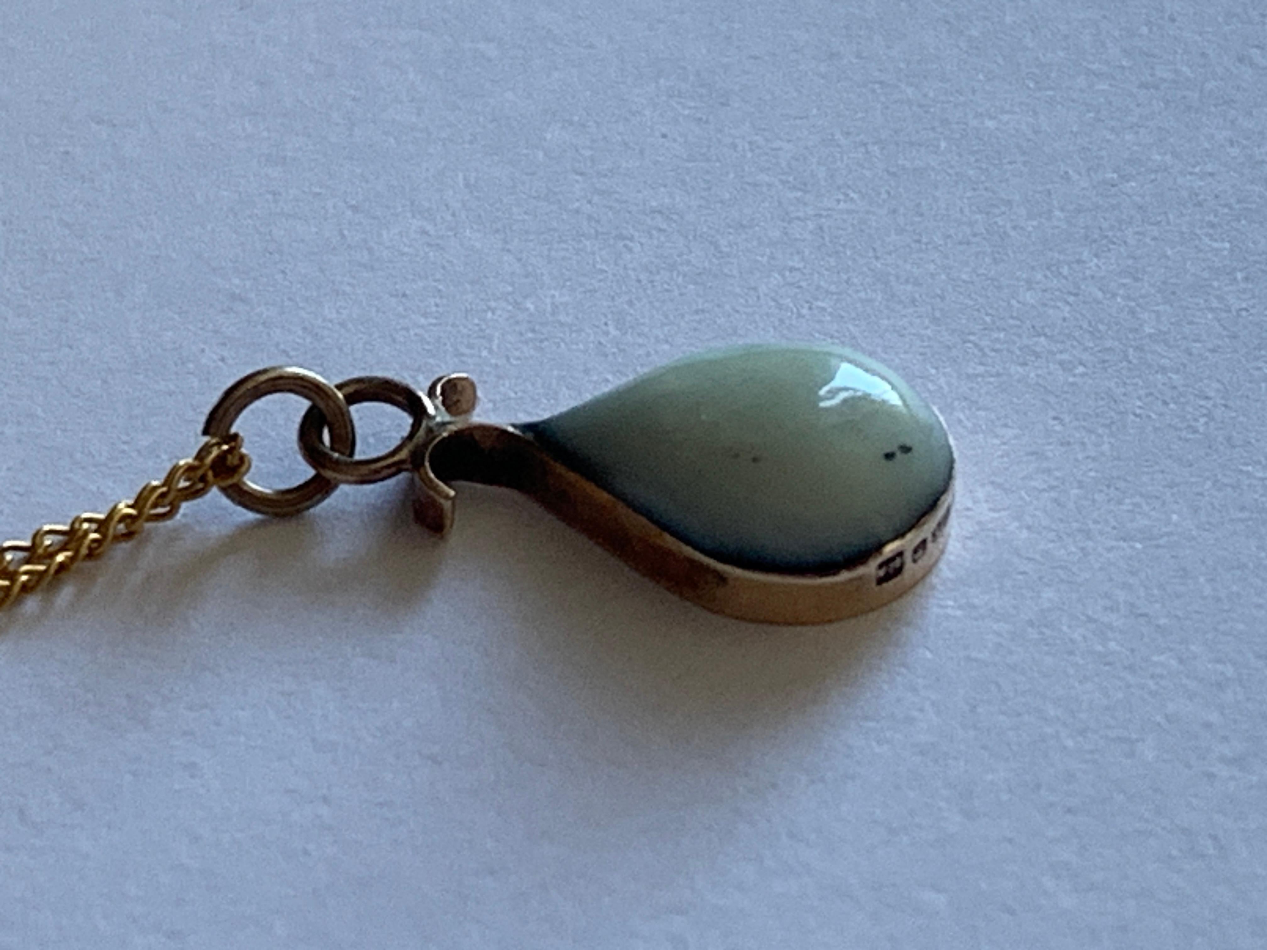 Monté en or 9ct  Pendentif en pierre naturelle avec fleur piégée en vente 5