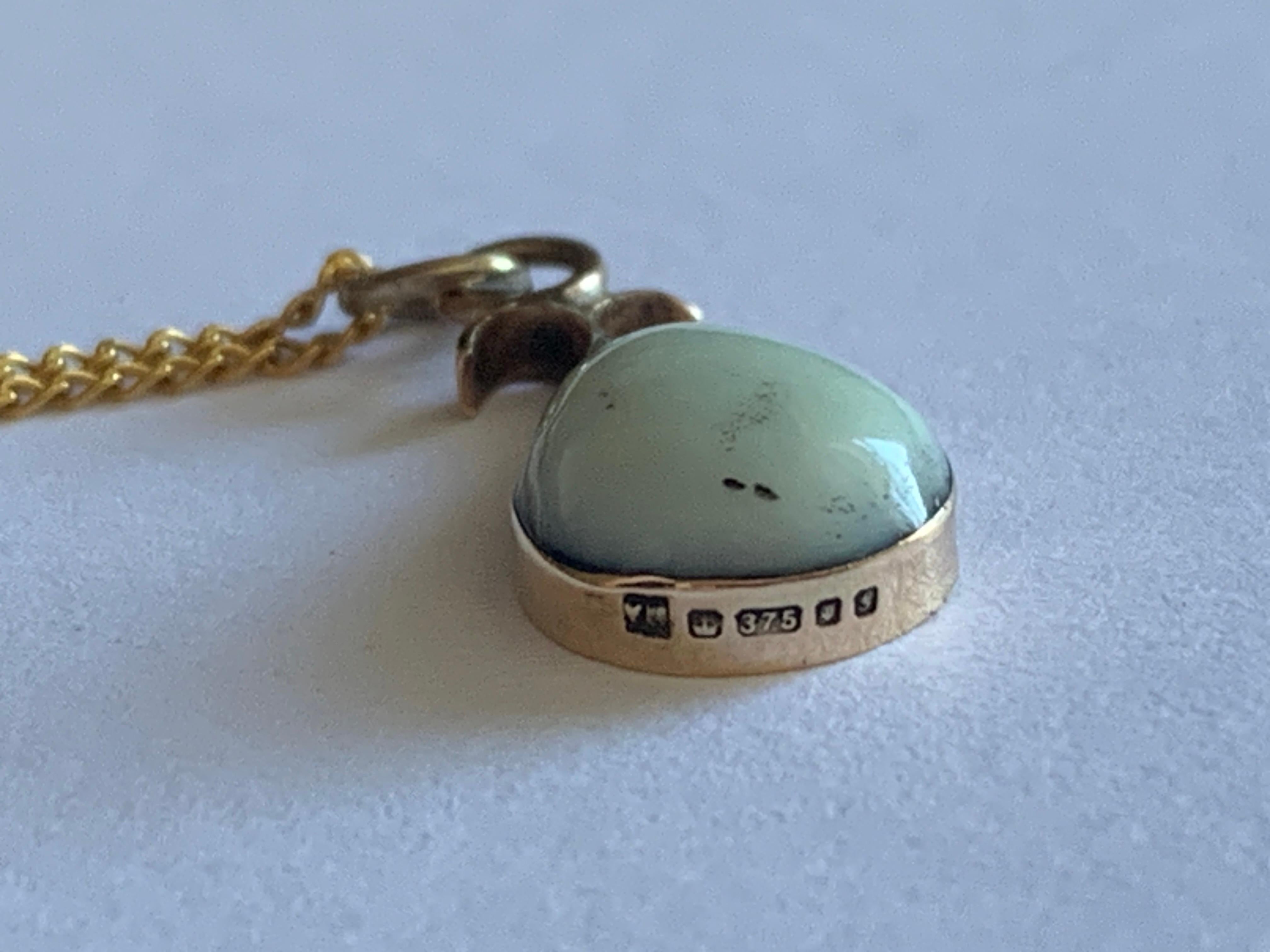 Belle pierre naturelle rare 
en forme de poire 
avec une tête de fleur entière fossilisée à l'intérieur
L'avant est d'un bleu laiteux de type 