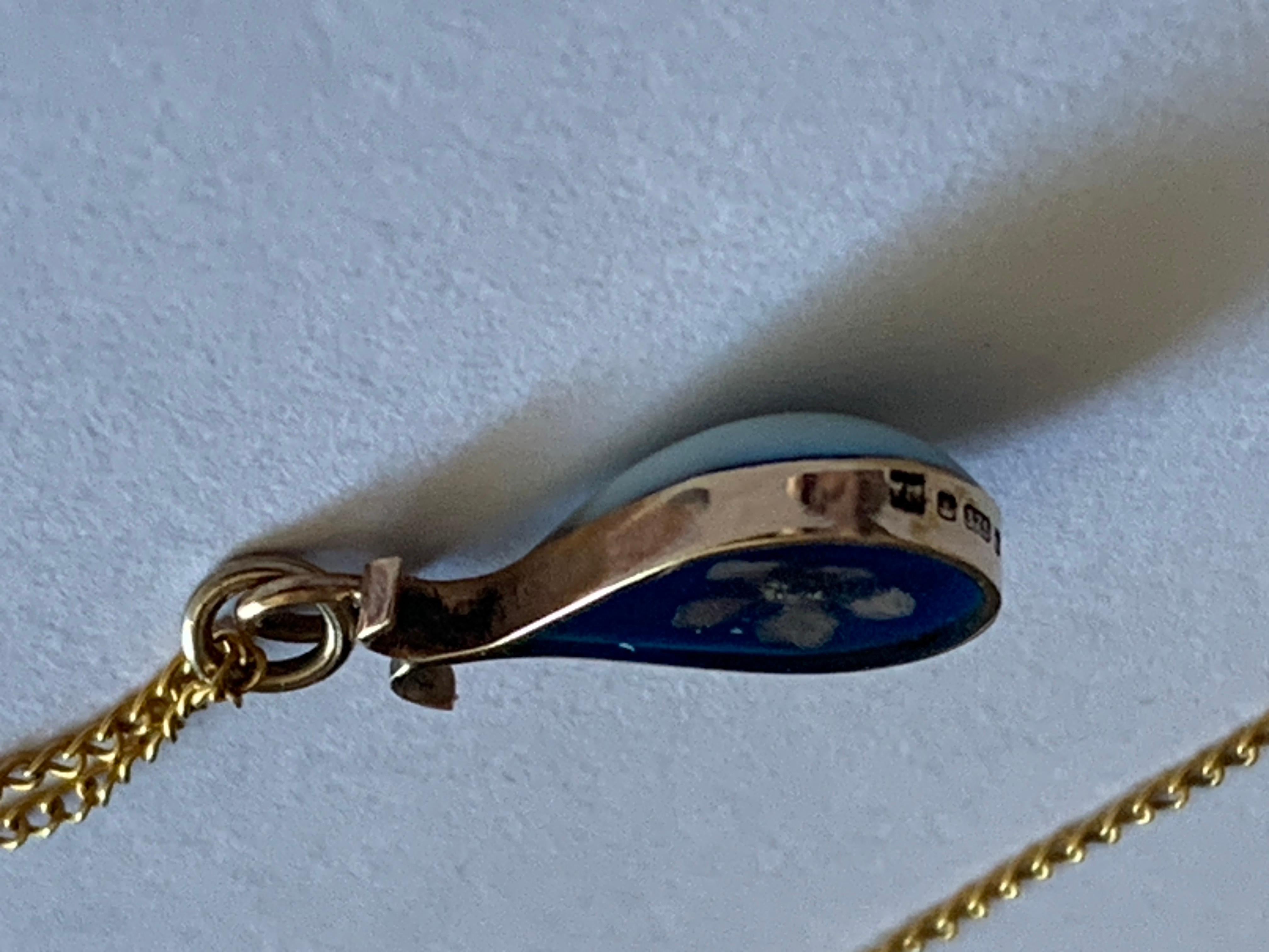 Art nouveau Monté en or 9ct  Pendentif en pierre naturelle avec fleur piégée en vente