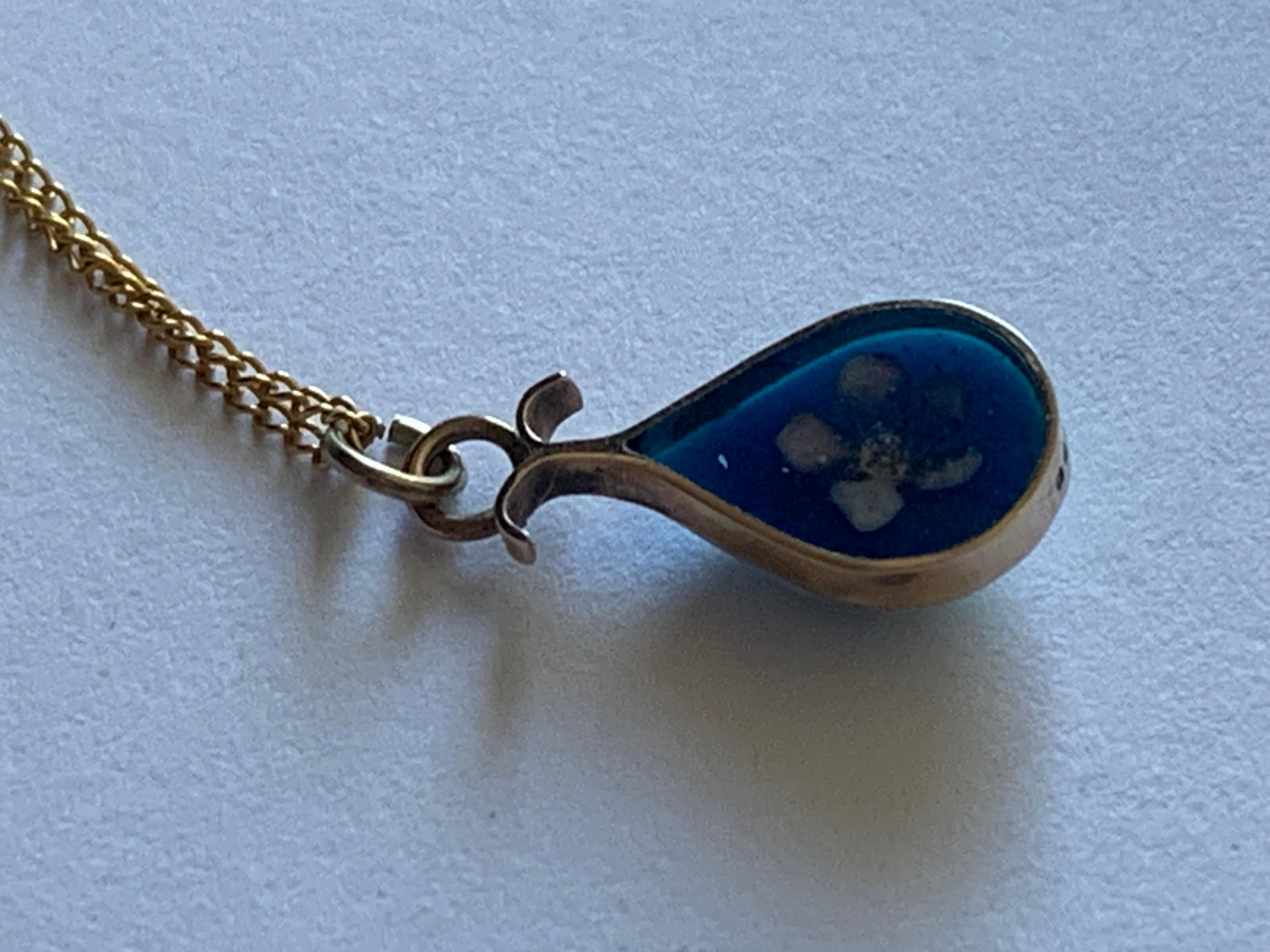 Monté en or 9ct  Pendentif en pierre naturelle avec fleur piégée Bon état - En vente à London, GB
