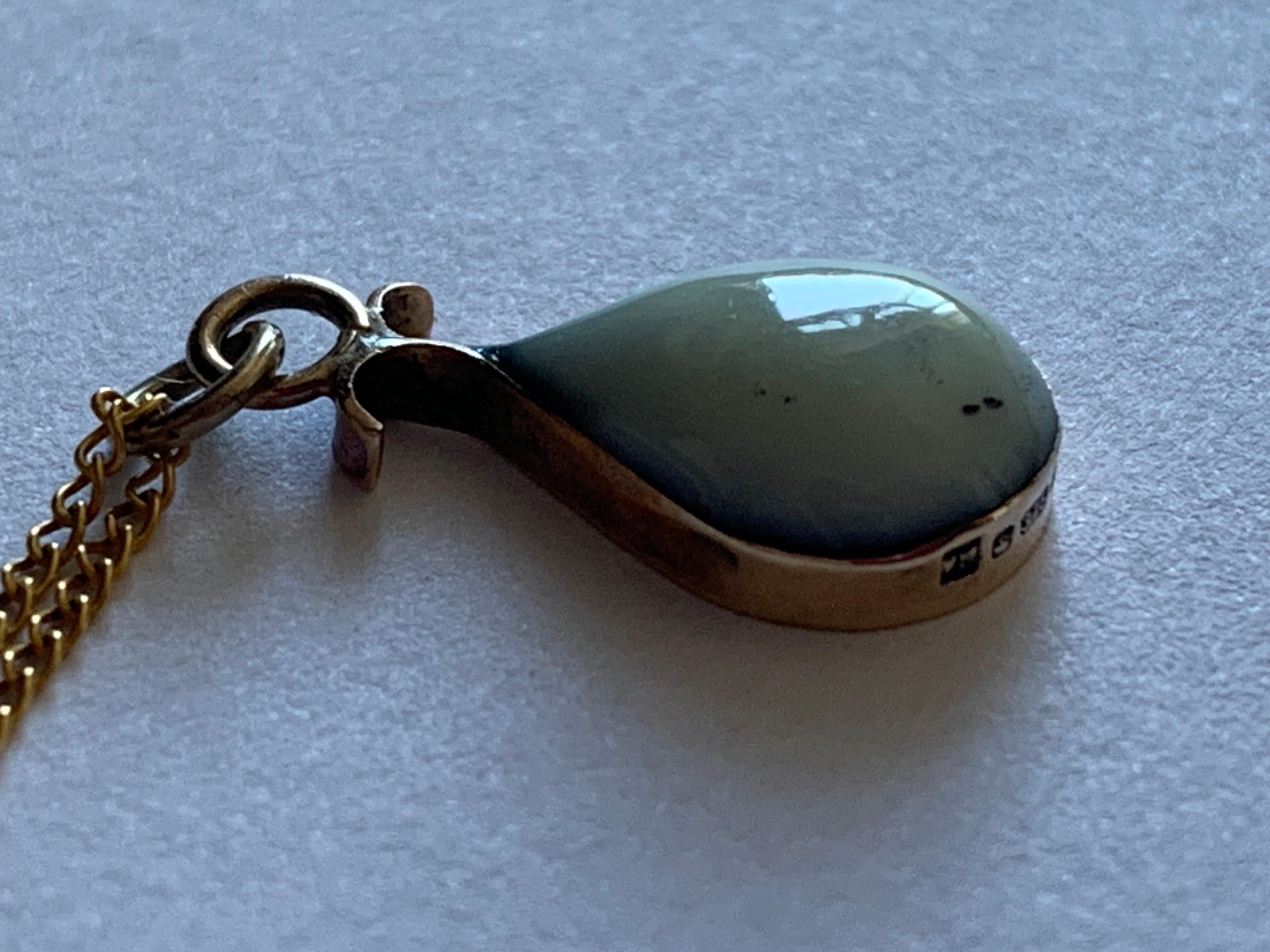 Monté en or 9ct  Pendentif en pierre naturelle avec fleur piégée en vente 4