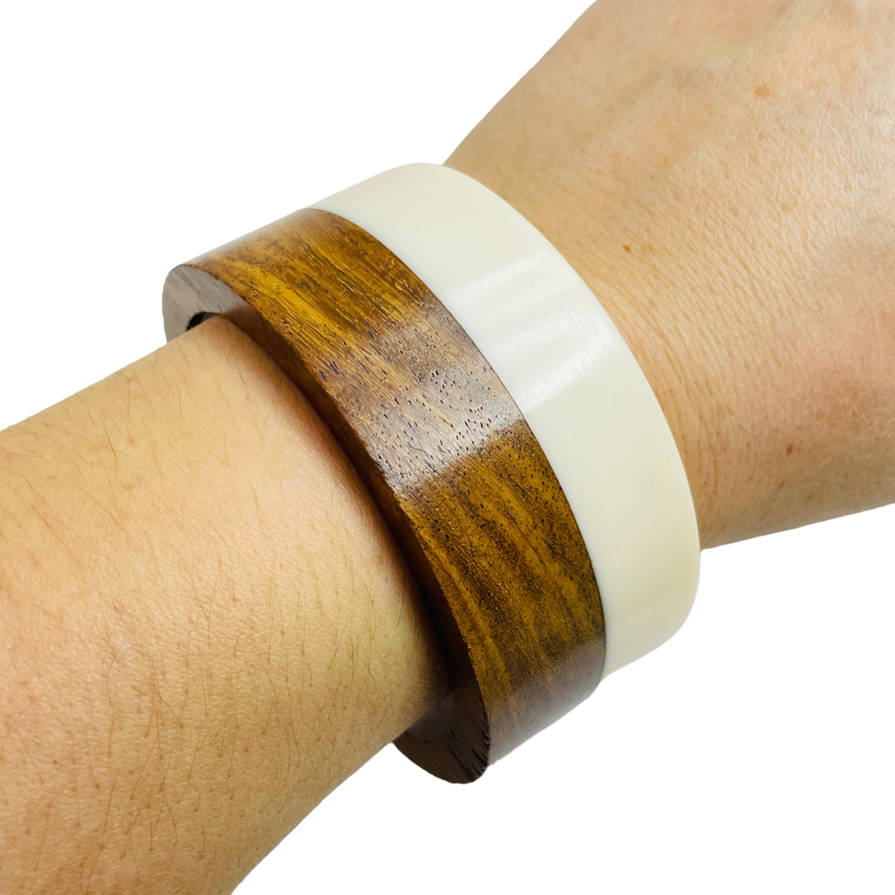 DETAILS

• unsigned

• wood and lucite

• vintage designer runway bracelet

MEASUREMENTS

• 

CONDITION

• excellent vintage condition with minimal signs of wear

❤️❤️ VINTAGE DESIGNER JEWELRY ❤️❤️
❤️❤️ ALEXANDER'S BOUTIQUE ❤️❤️