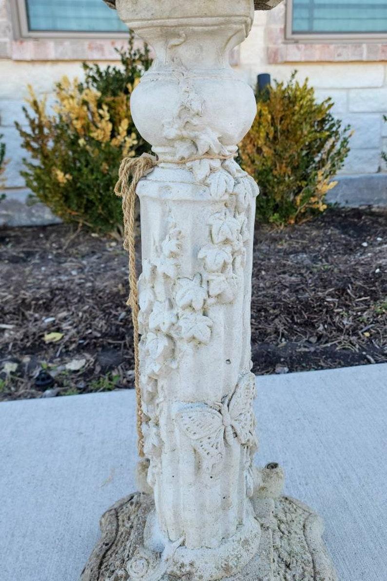 Vintage Naturalistic Sculptural Cast Stone Bird Bath / Garden Ornament In Good Condition For Sale In Forney, TX