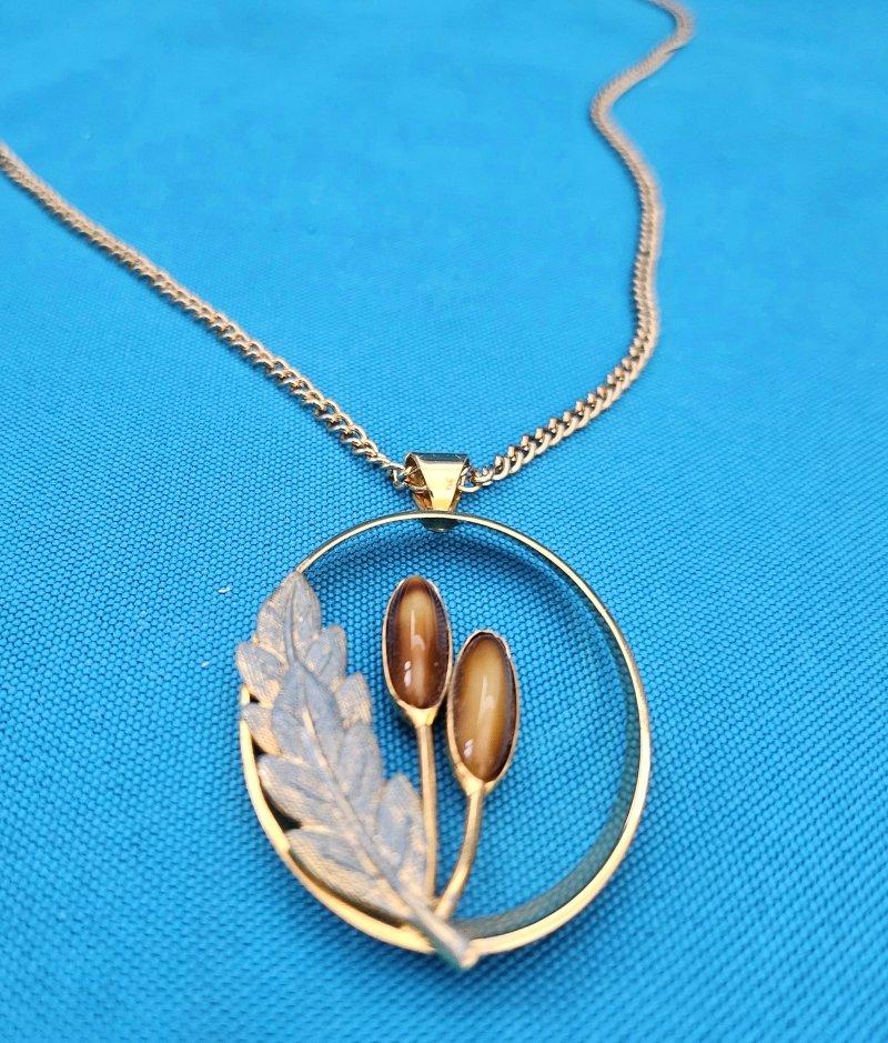 Collana vintage a tema Nature, ciondolo ovale aperto su catena lunga in vendita 2