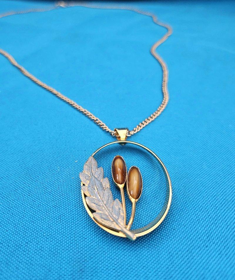 Collana vintage a tema Nature, ciondolo ovale aperto su catena lunga in vendita 3