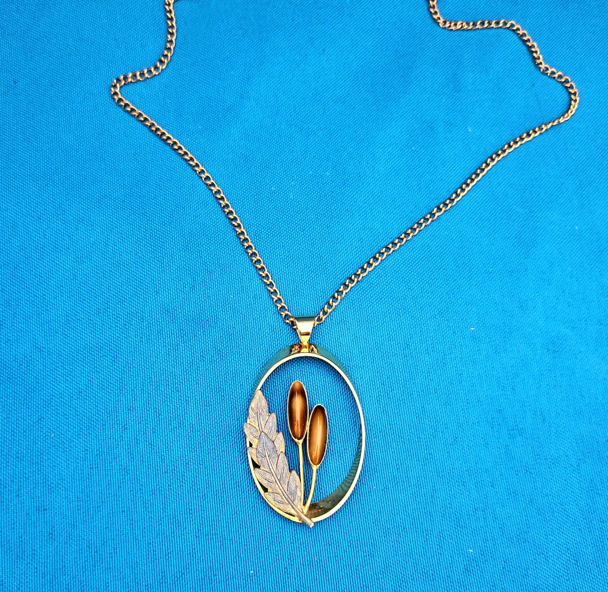 Collana vintage a tema Nature, ciondolo ovale aperto su catena lunga in vendita 5