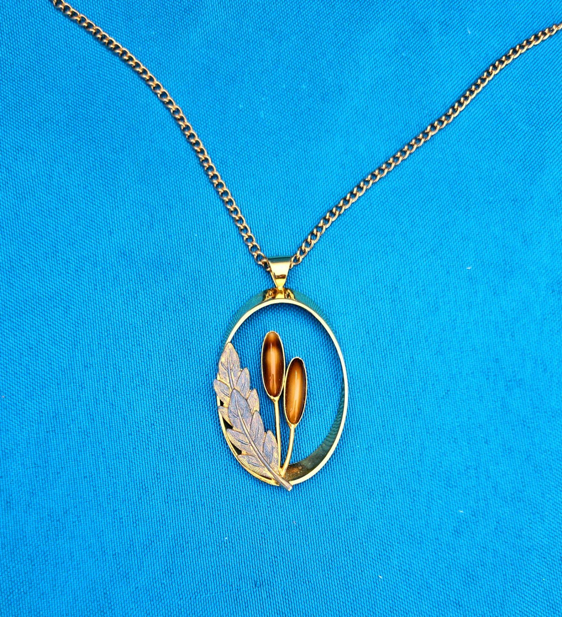 Mid-Century moderno Collana vintage a tema Nature, ciondolo ovale aperto su catena lunga in vendita