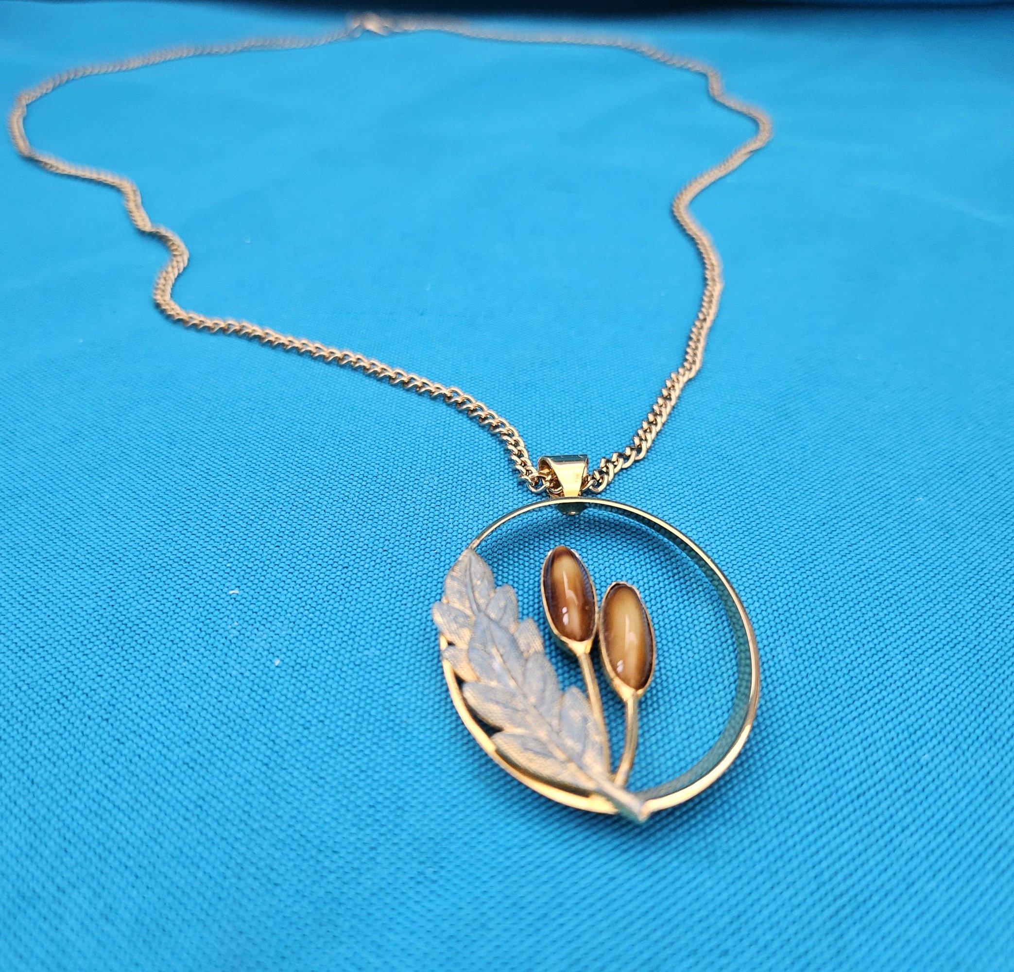 Sconosciuto Collana vintage a tema Nature, ciondolo ovale aperto su catena lunga in vendita