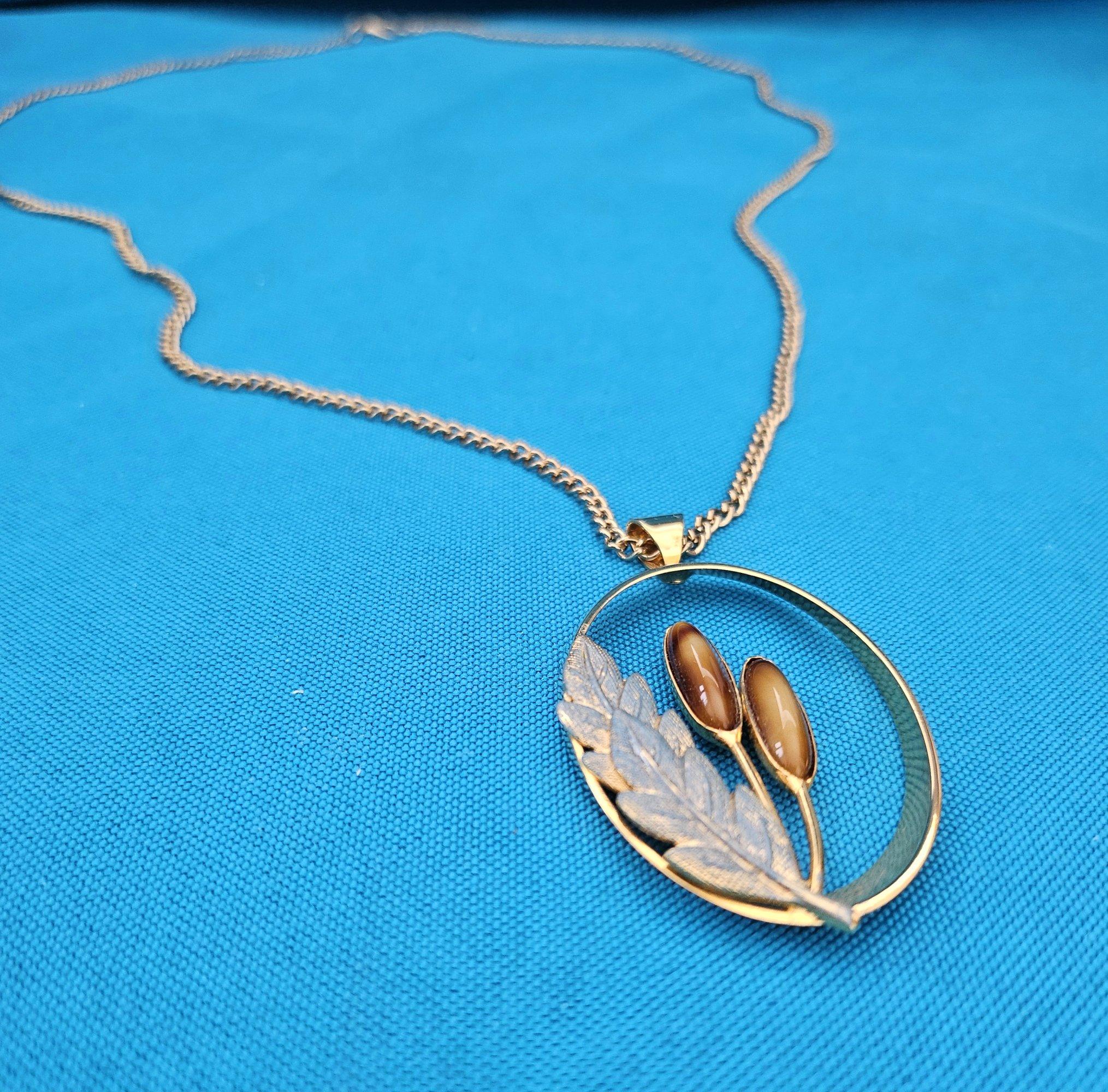 Altro Collana vintage a tema Nature, ciondolo ovale aperto su catena lunga in vendita