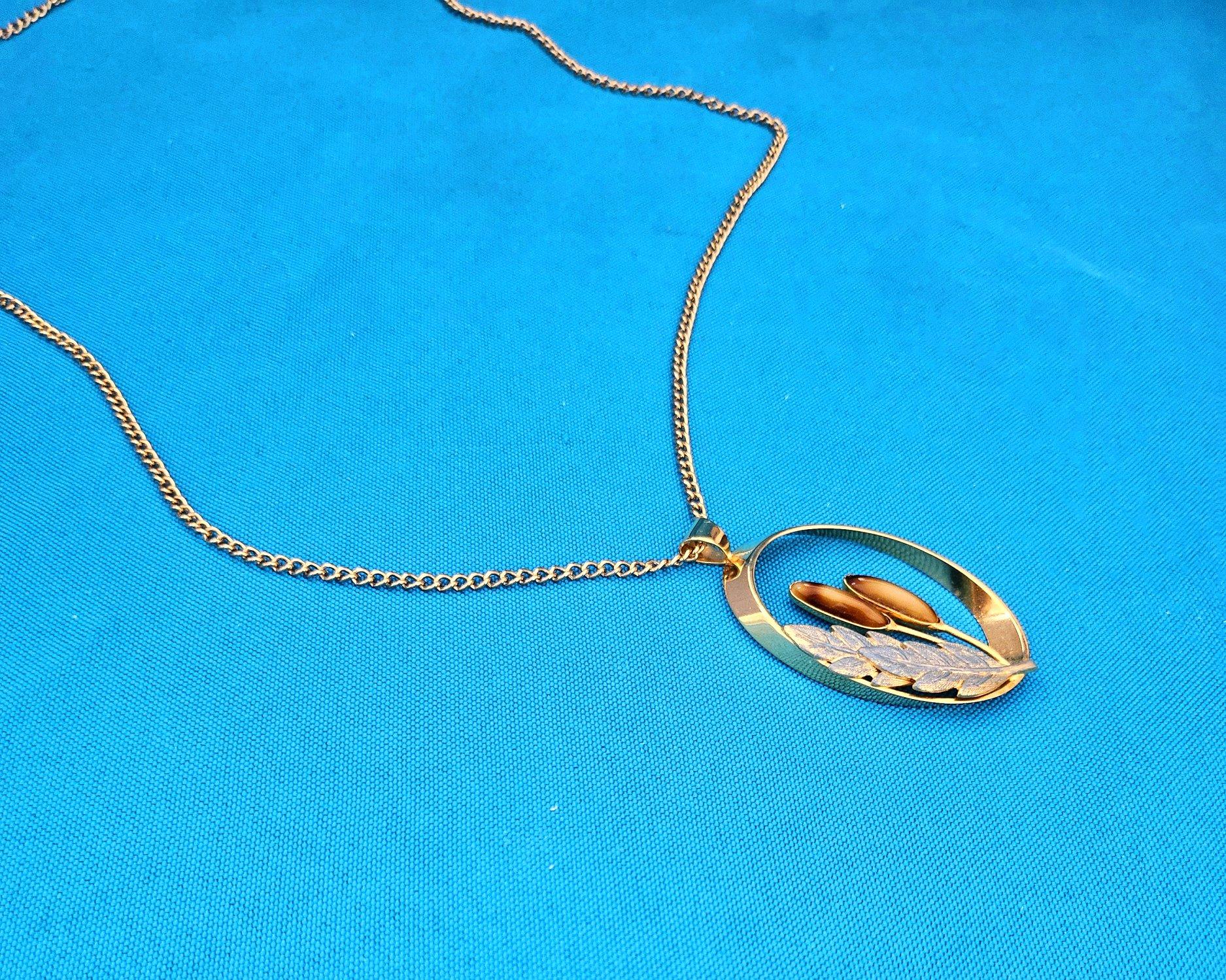XX secolo Collana vintage a tema Nature, ciondolo ovale aperto su catena lunga in vendita