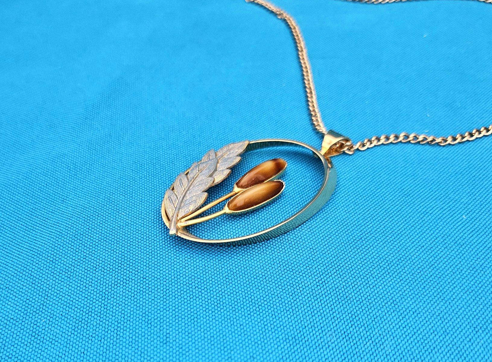 Metallo Collana vintage a tema Nature, ciondolo ovale aperto su catena lunga in vendita
