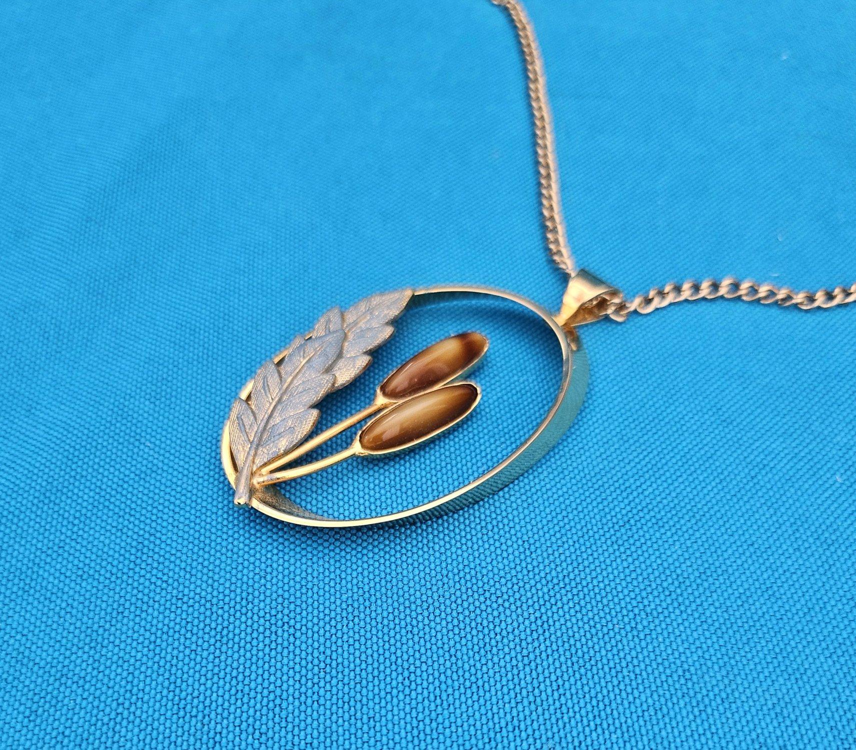 Collana vintage a tema Nature, ciondolo ovale aperto su catena lunga in vendita 1