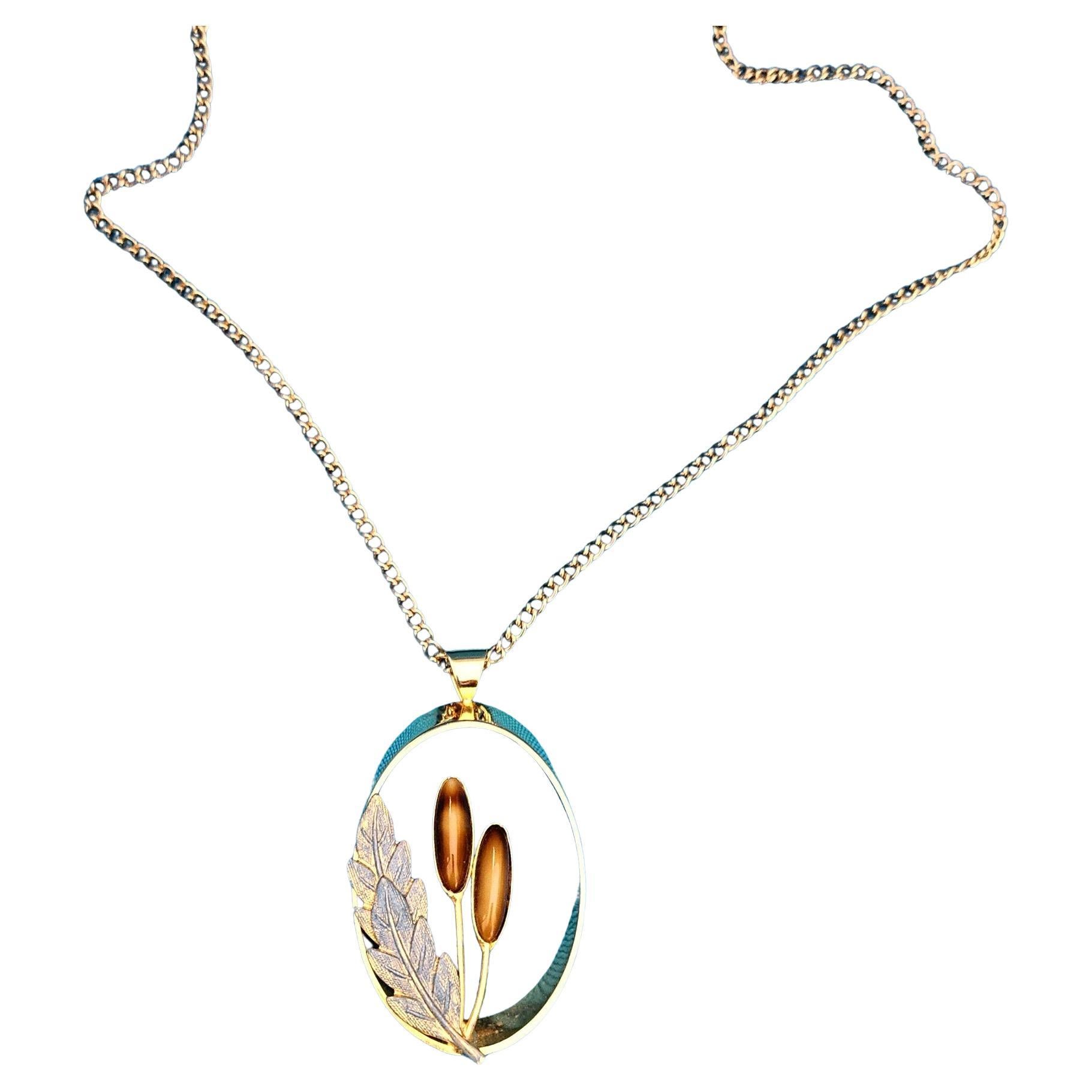 Collana vintage a tema Nature, ciondolo ovale aperto su catena lunga in vendita