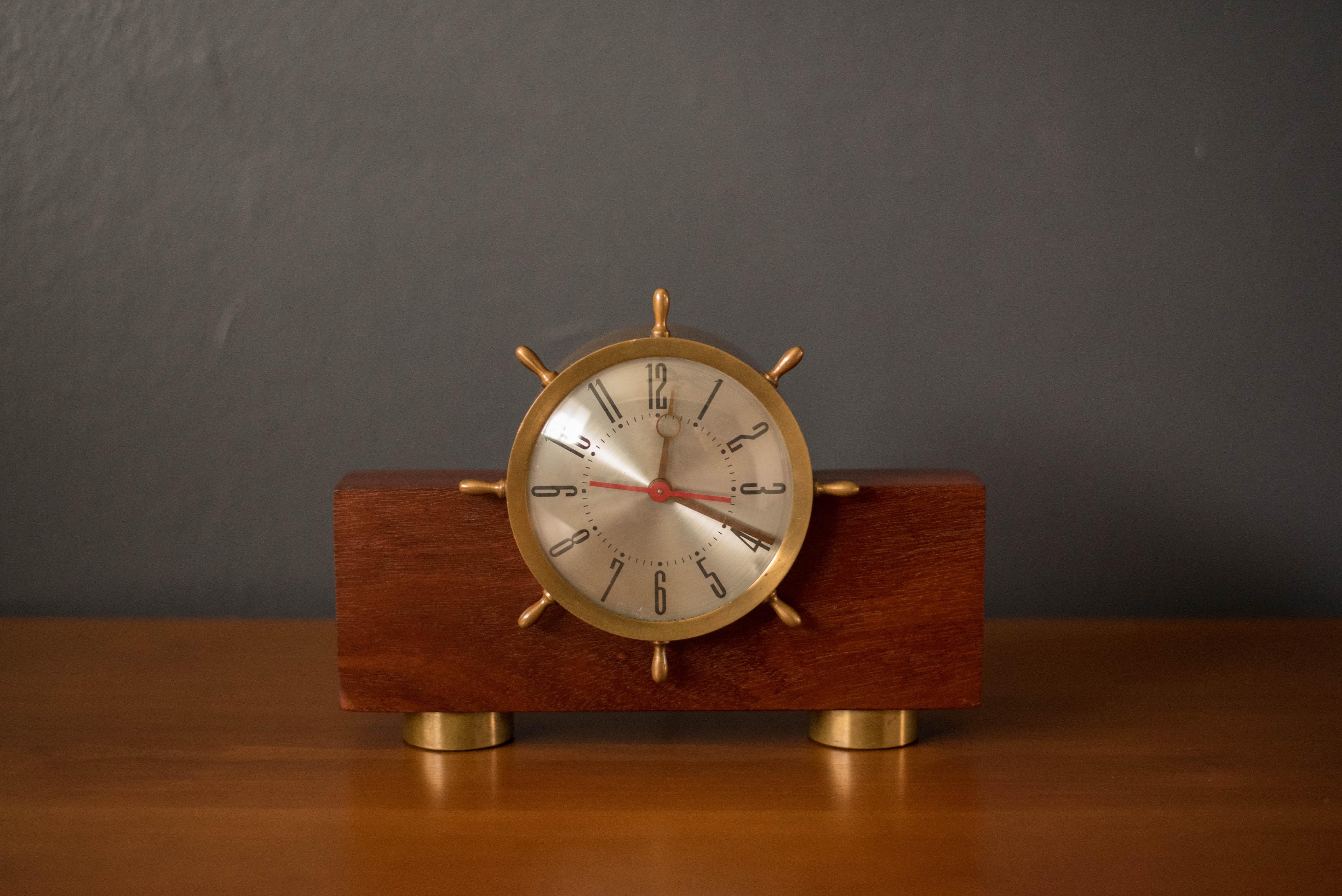 Pendule de cheminée de style moderne du milieu du siècle, fabriquée par O.B. McClintock Clock Company vers les années 1950. Cette pièce est composée de laiton patiné et de bois d'acajou massif restauré. L'accessoire parfait pour un bureau, une table