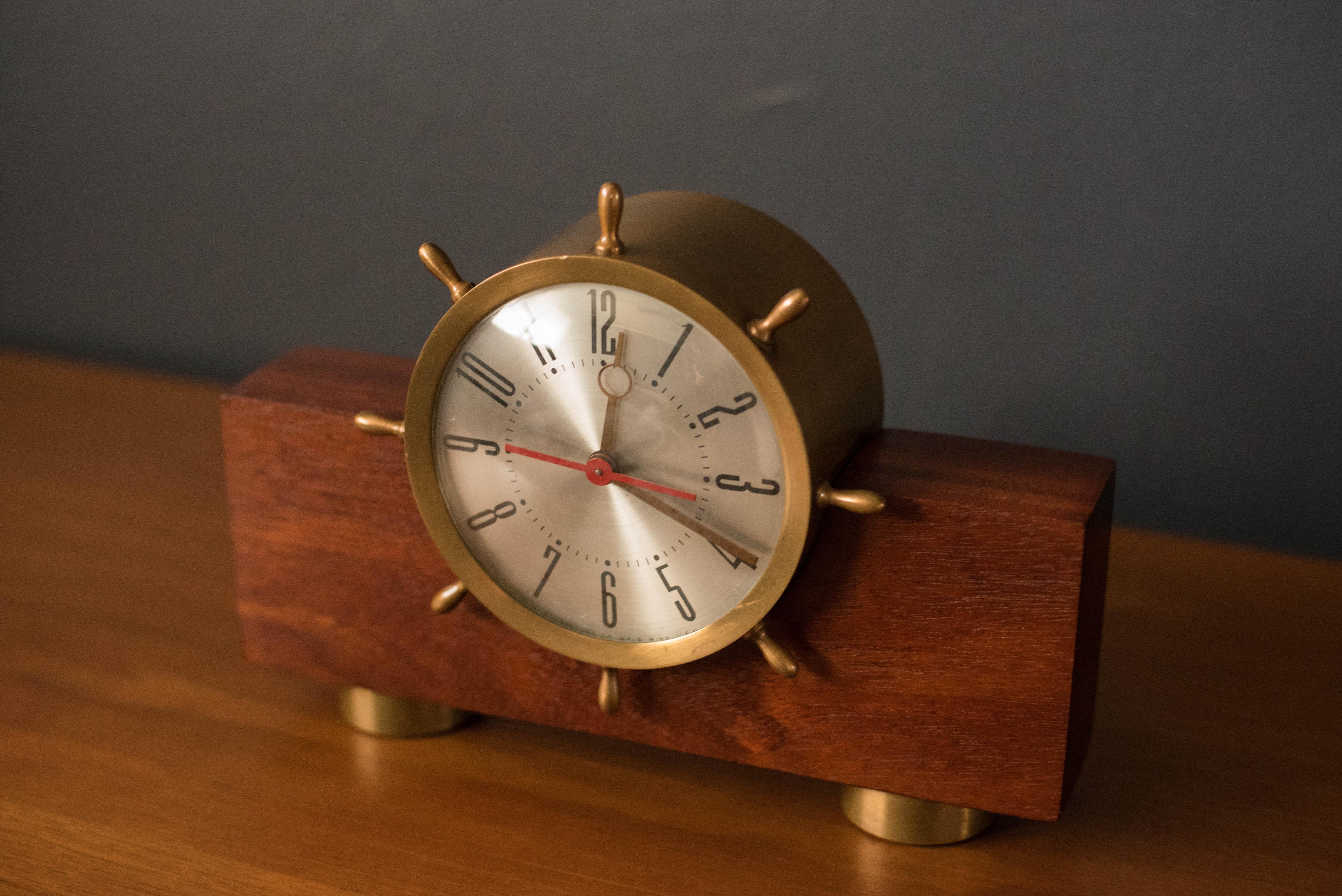 Mid-Century Modern Horloge de cheminée vintage en laiton et acajou avec roue de bateau