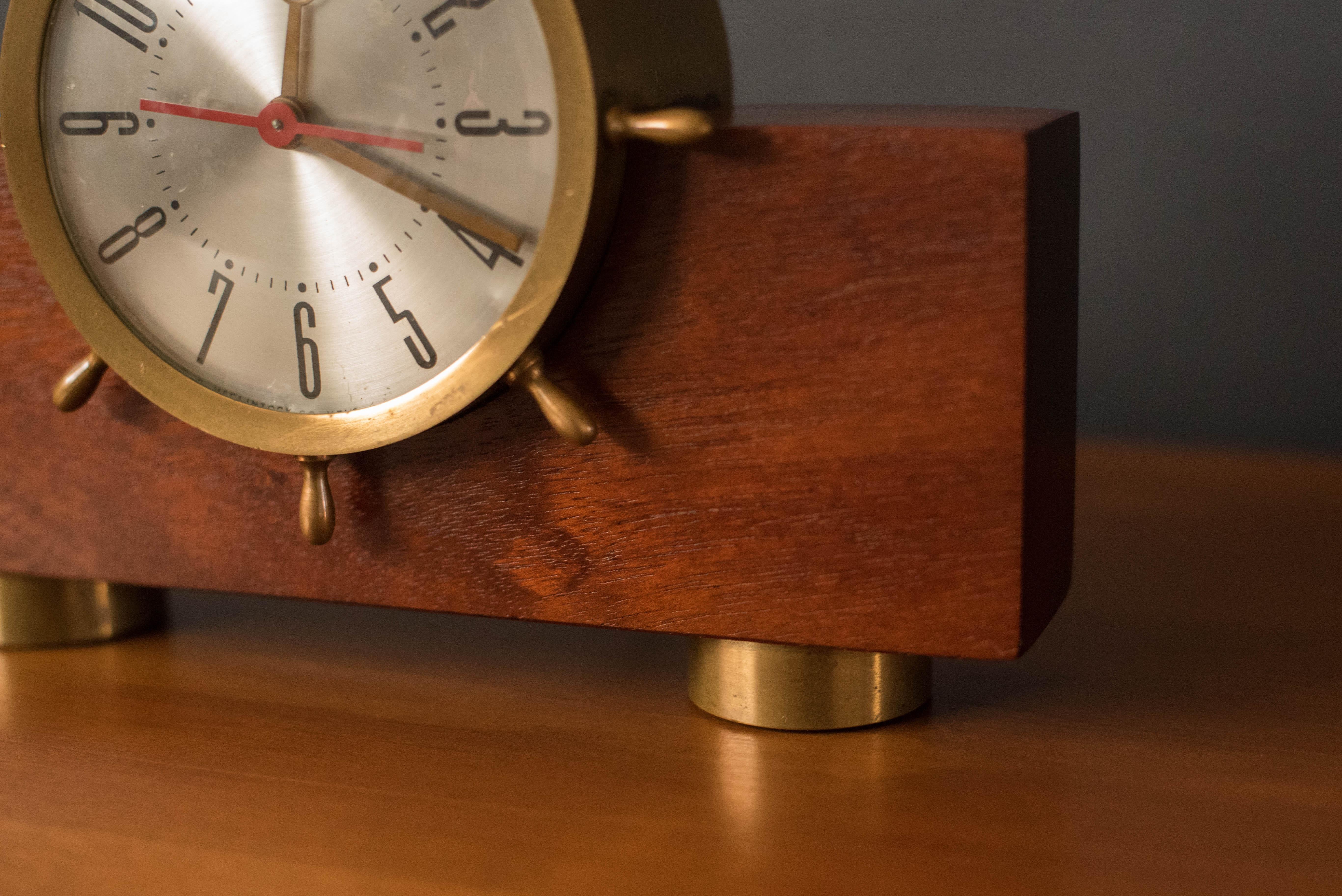 Américain Horloge de cheminée vintage en laiton et acajou avec roue de bateau