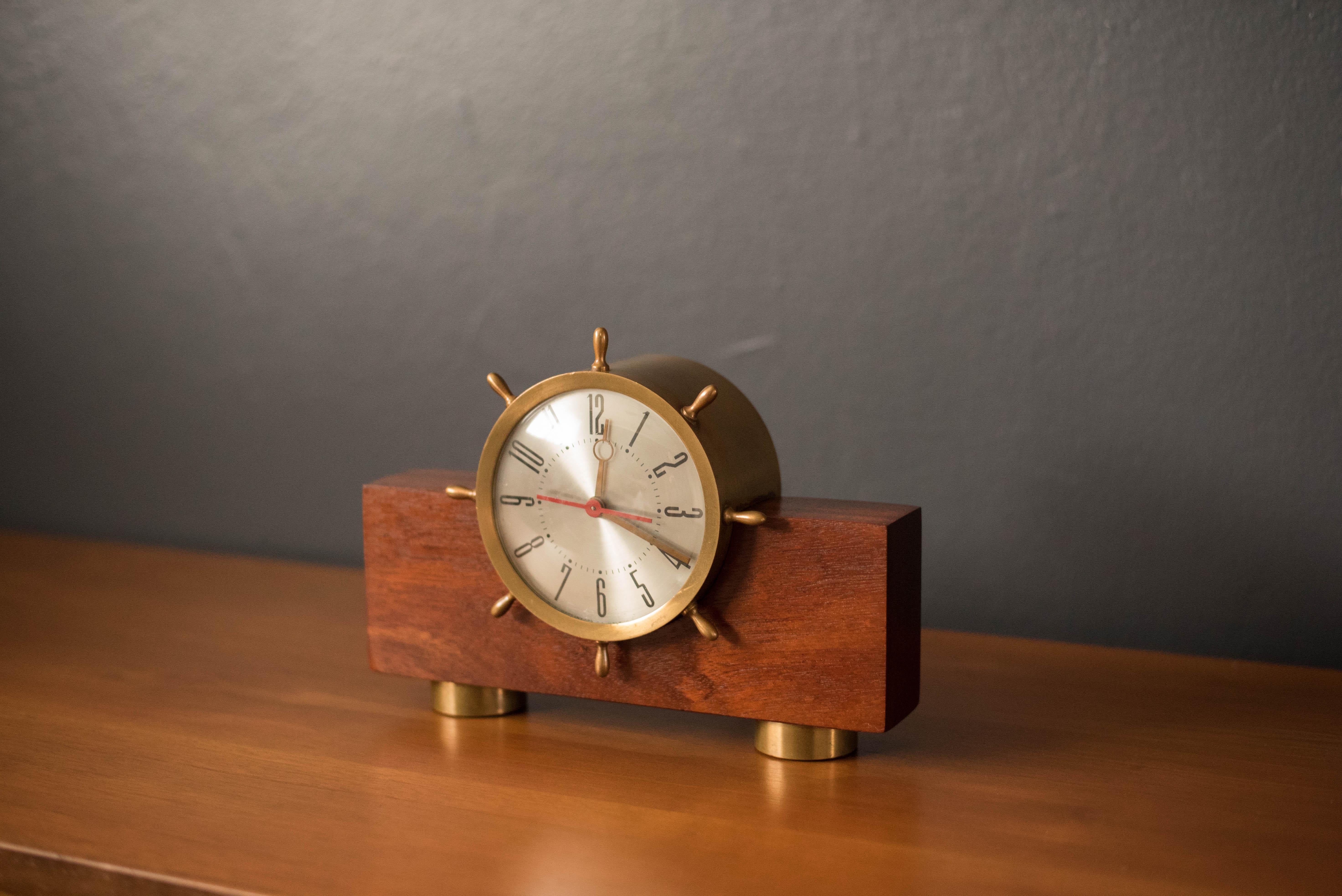 Horloge de cheminée vintage en laiton et acajou avec roue de bateau 1