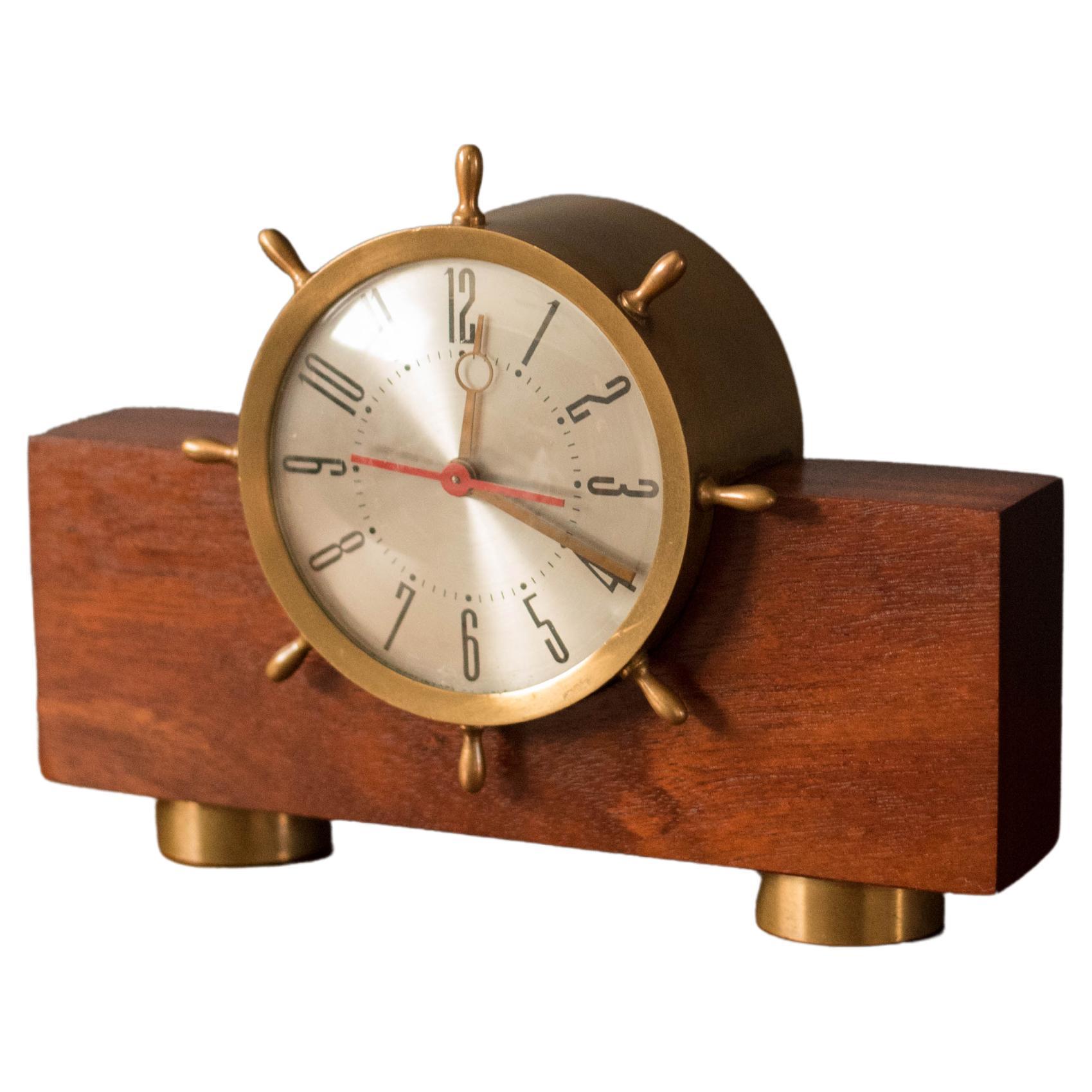 Horloge de cheminée vintage en laiton et acajou avec roue de bateau