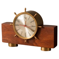 Vieille horloge de cheminée en laiton et acajou avec roue de bateau 